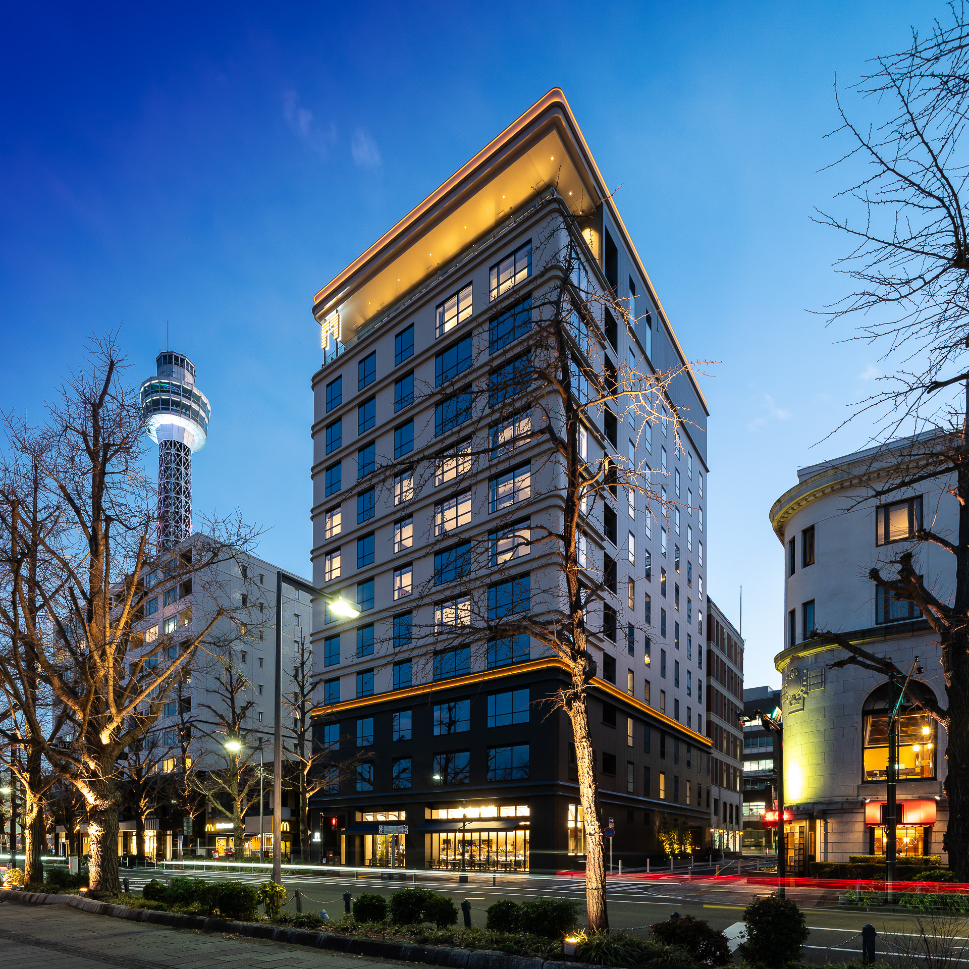 夜景。横浜マリンタワーが近い