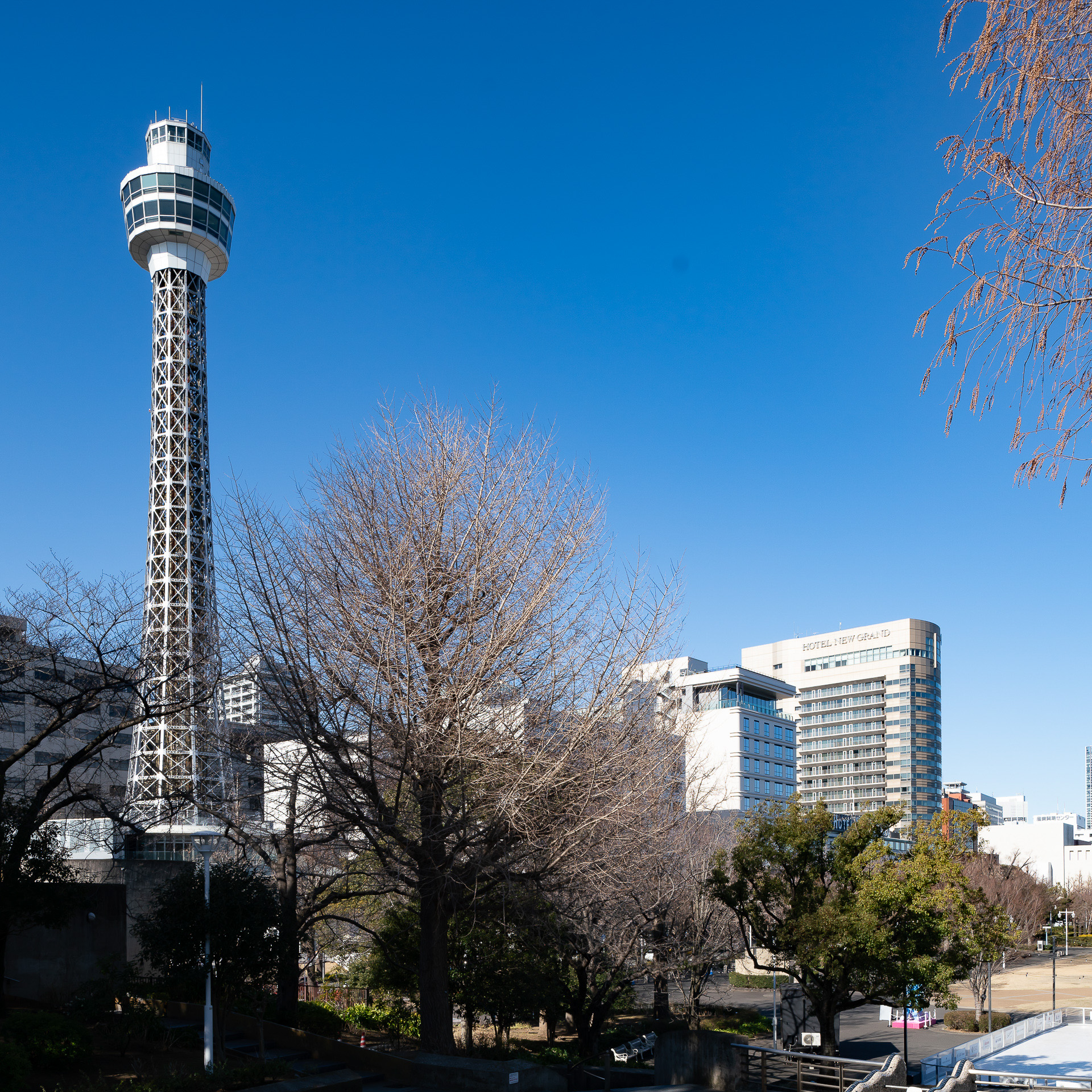 山下公園からの横浜マリンタワーを含めての遠景。周辺散策しやすい