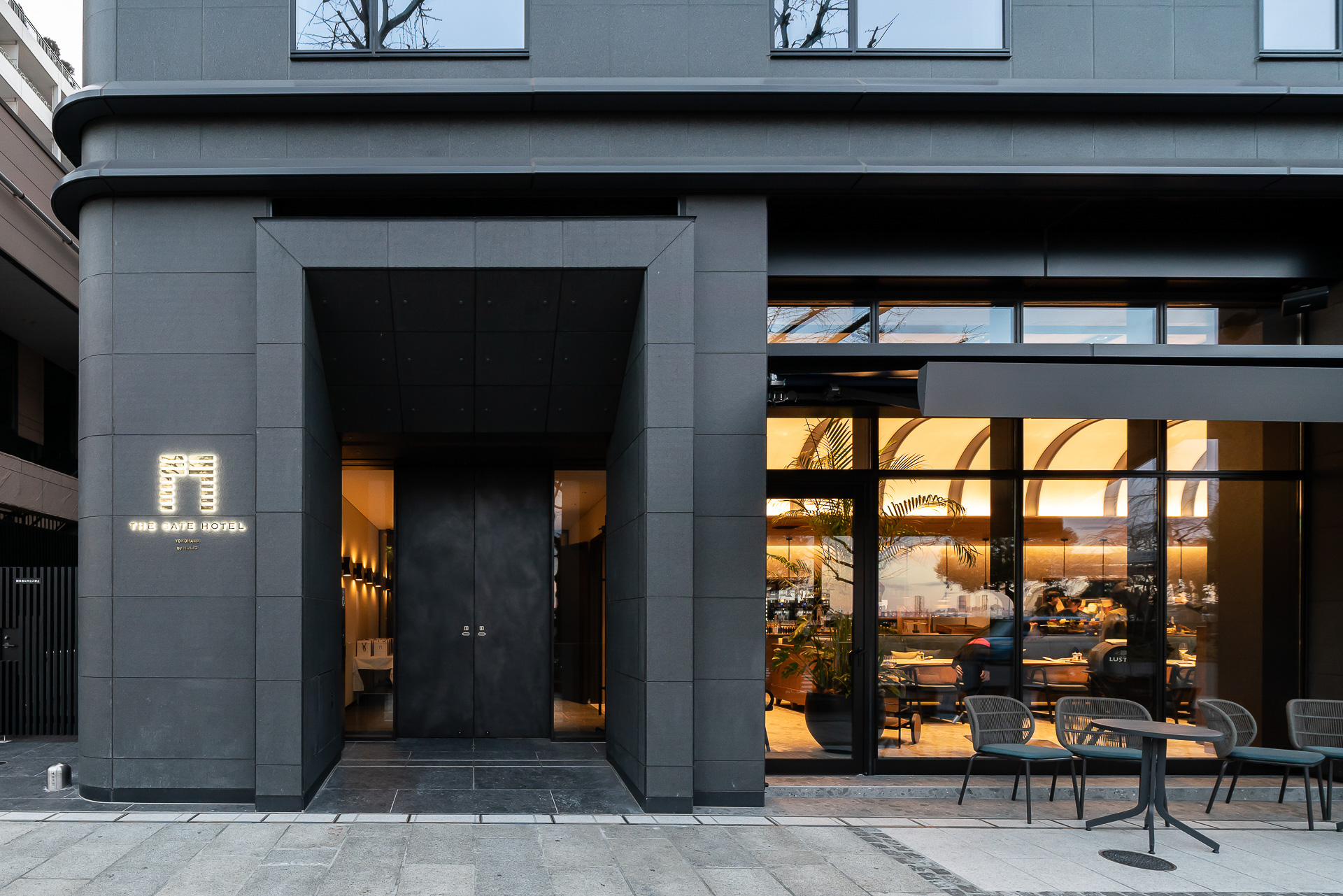 1階角にエントランスがある。ロビーは12階