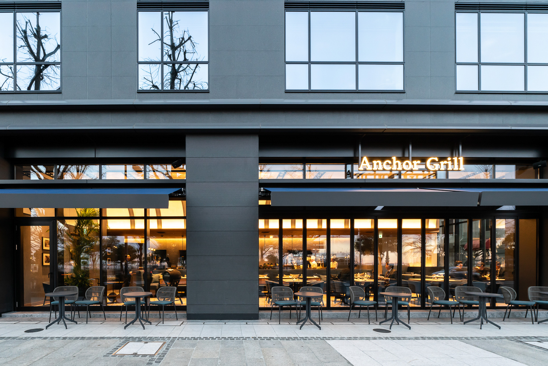 1階にはレストラン「Anchor Grill Yokohama」
