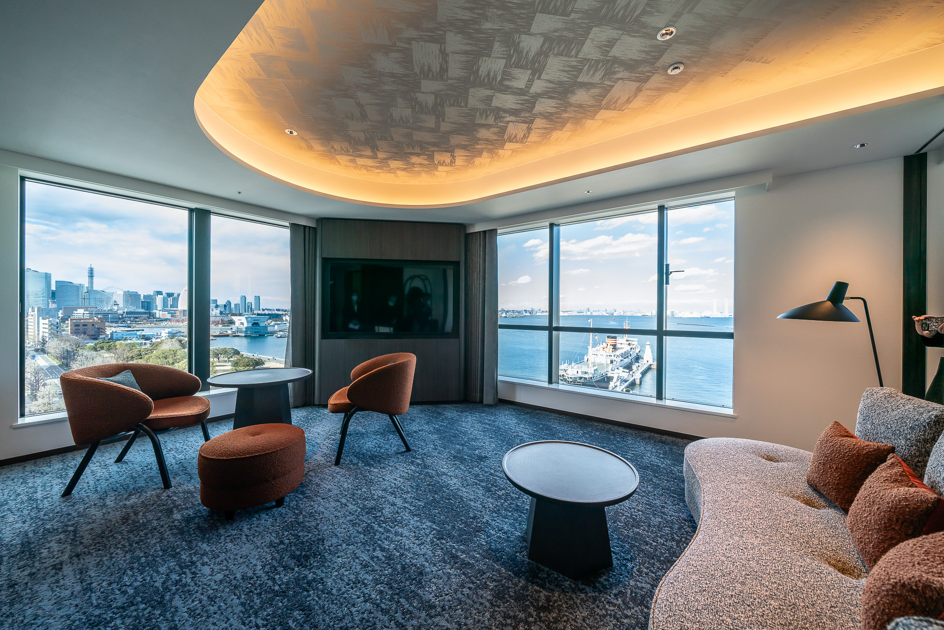 「THE GATE」のリビングルームからは、横浜港を見渡すことができる