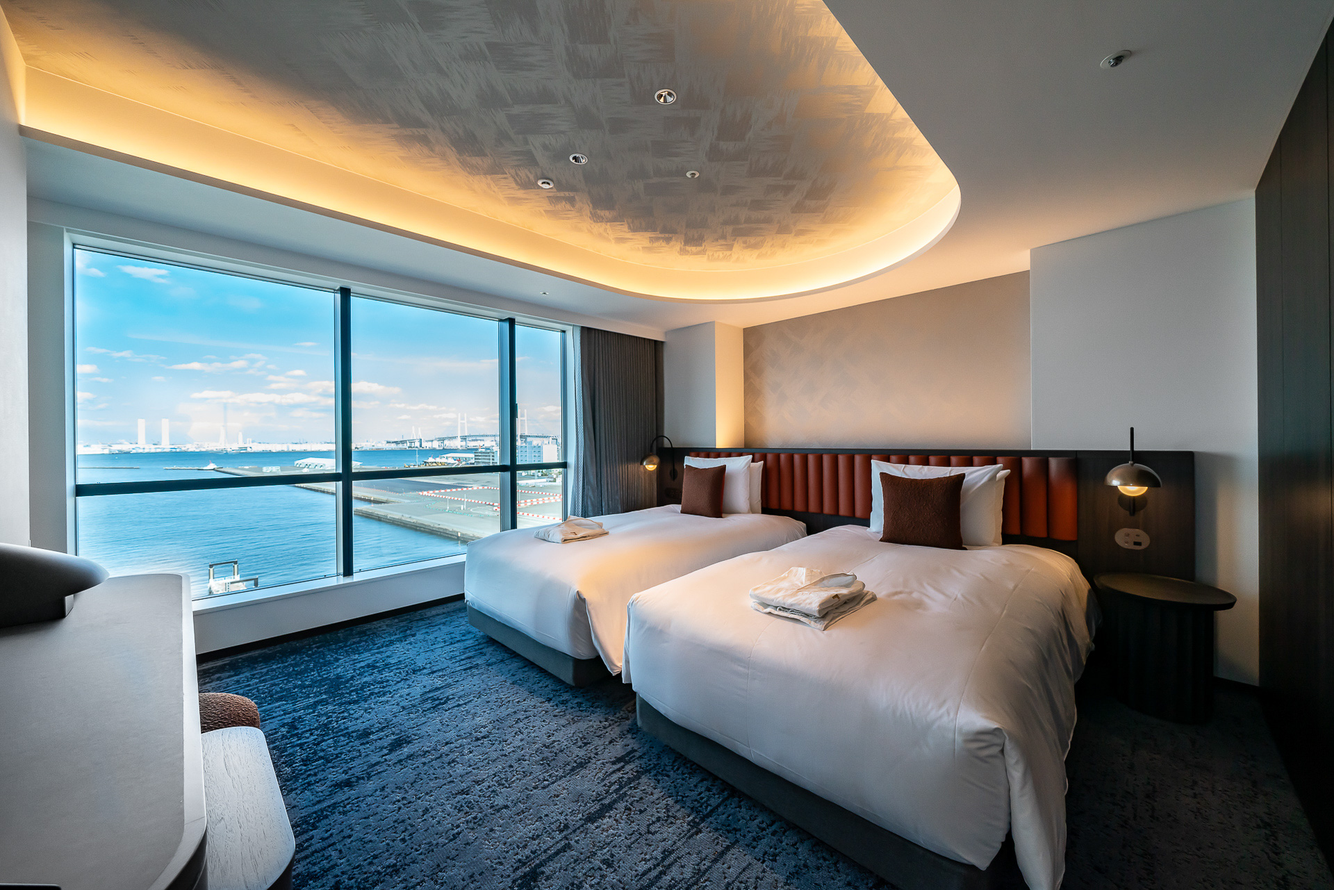 「THE GATE」ベッドルーム。横浜ベイブリッジが見える