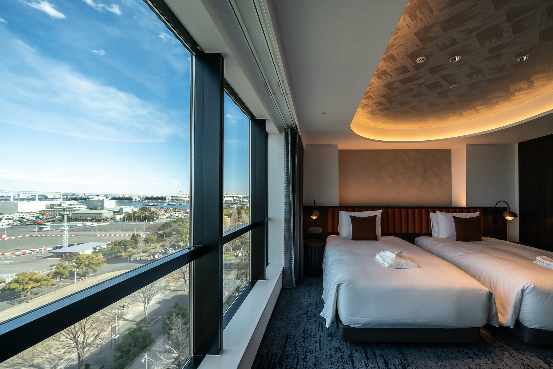 ベッドルームの大きく開いた窓