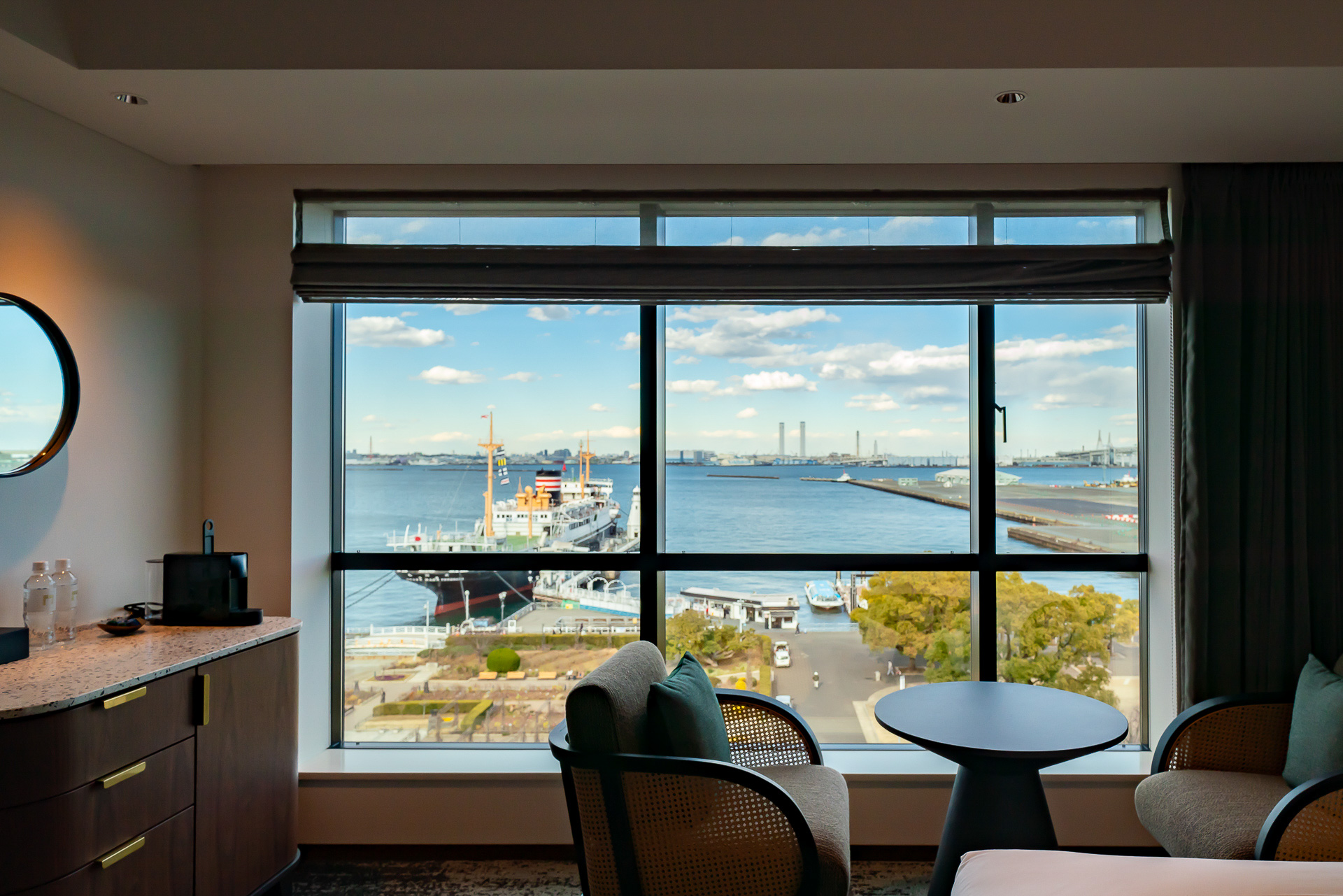 窓は広く、眺望はなかなかのモノ