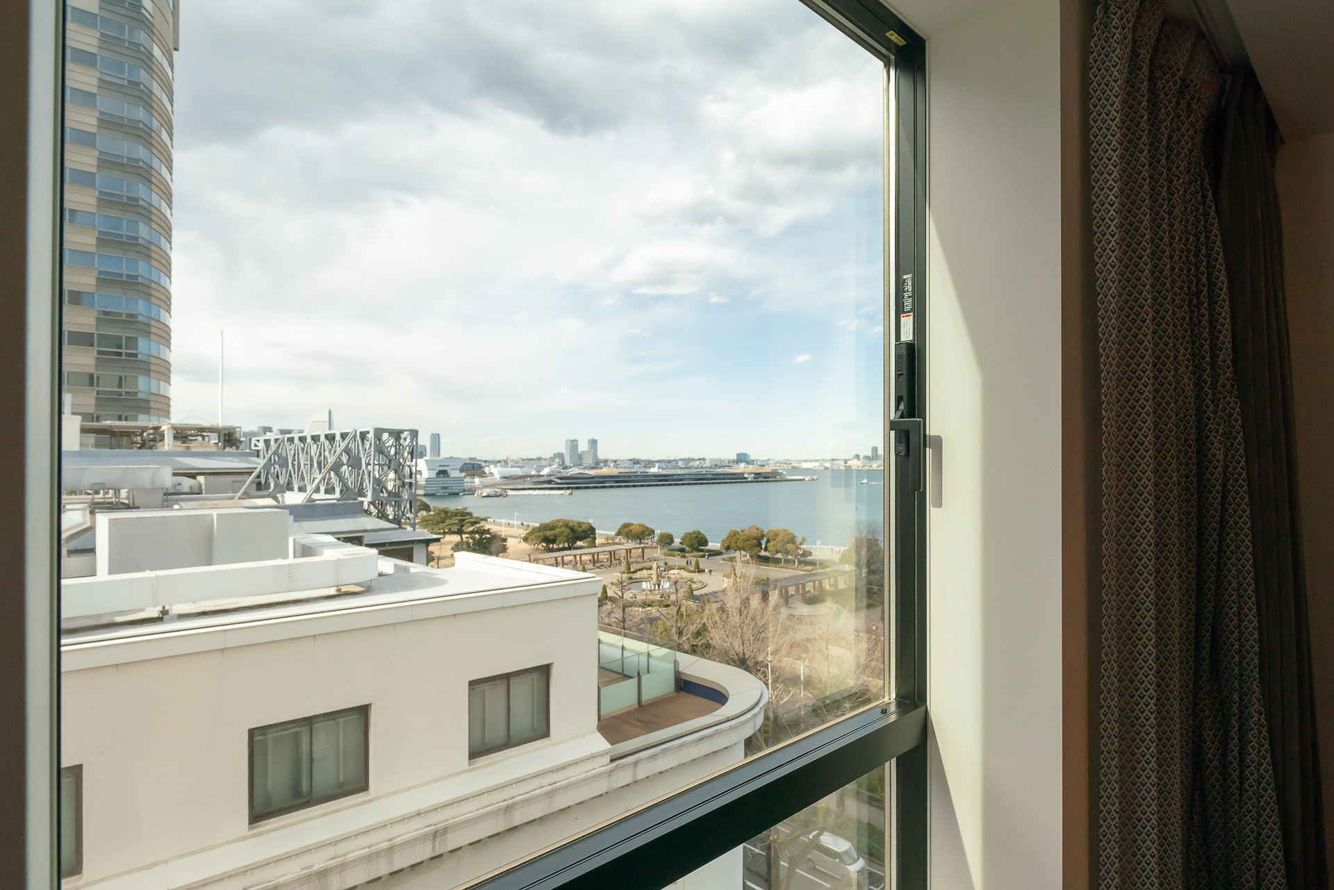 窓は小さめだが港も見える