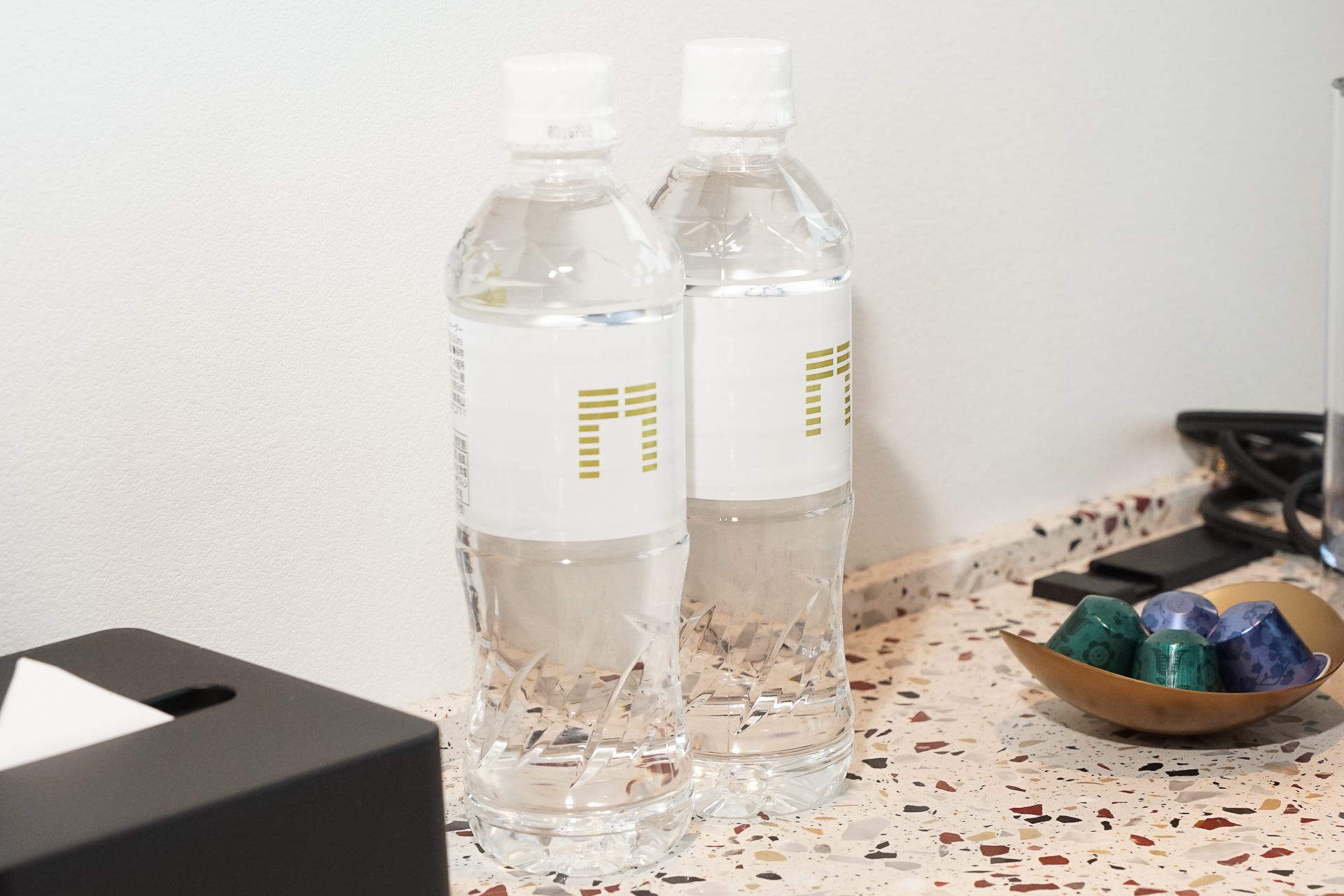 オリジナルのミネラルウォーターが2本