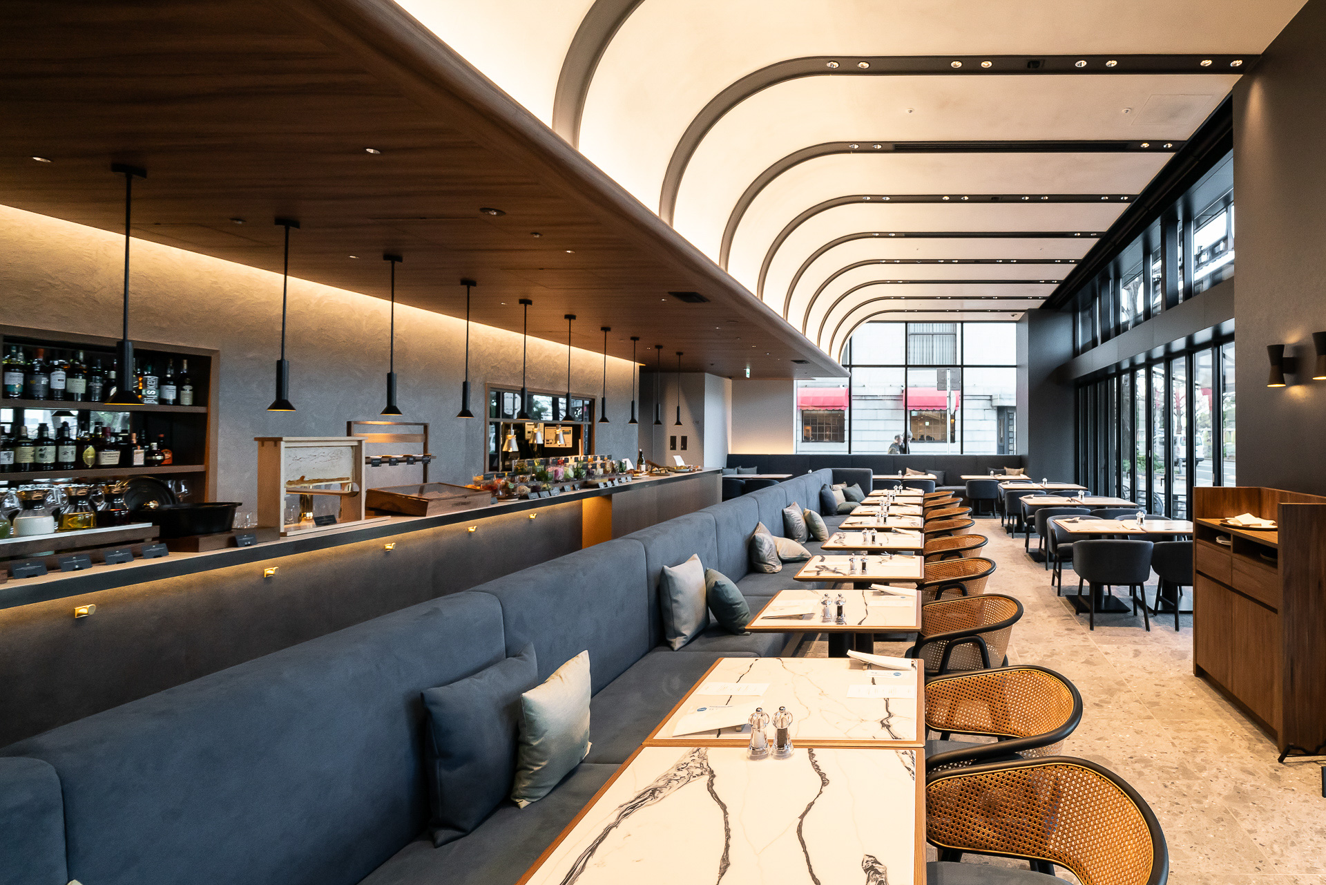 大きなカウンターと落ち着いた座席に分けられた作り