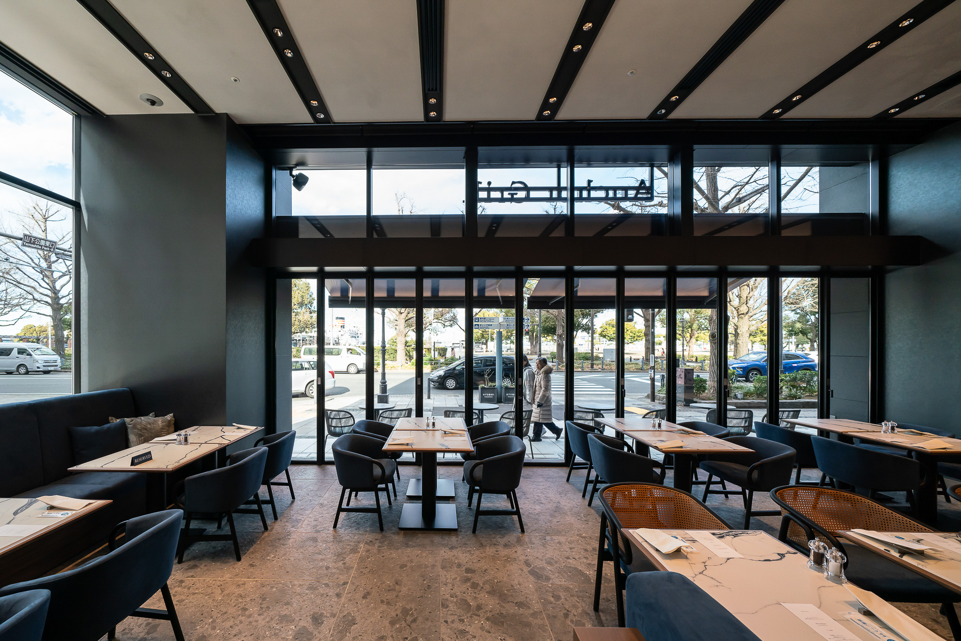 山下公園や横浜港側に開放的な窓がある