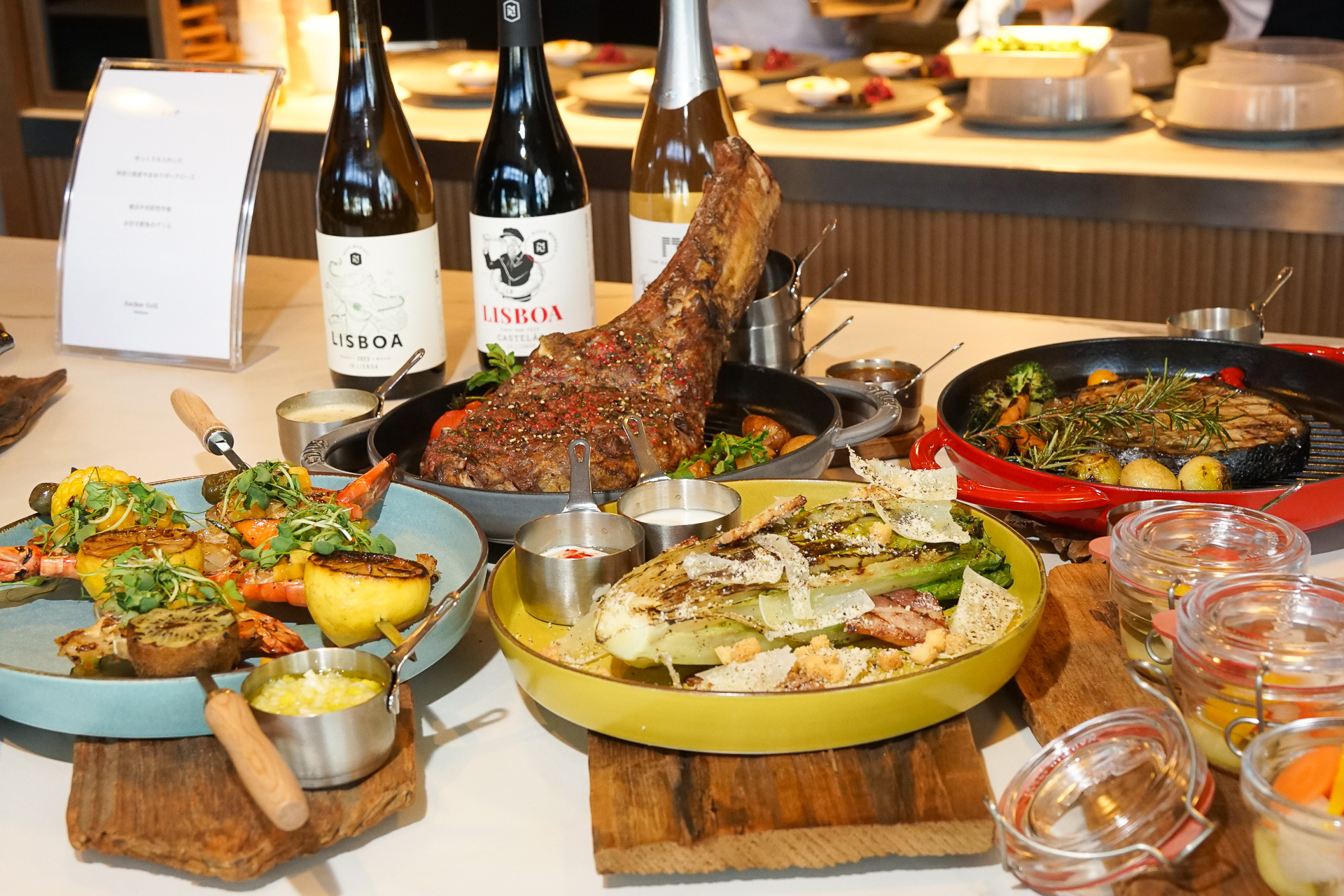 ディナーのメニュー例。サラダも含めてすべてグリル料理