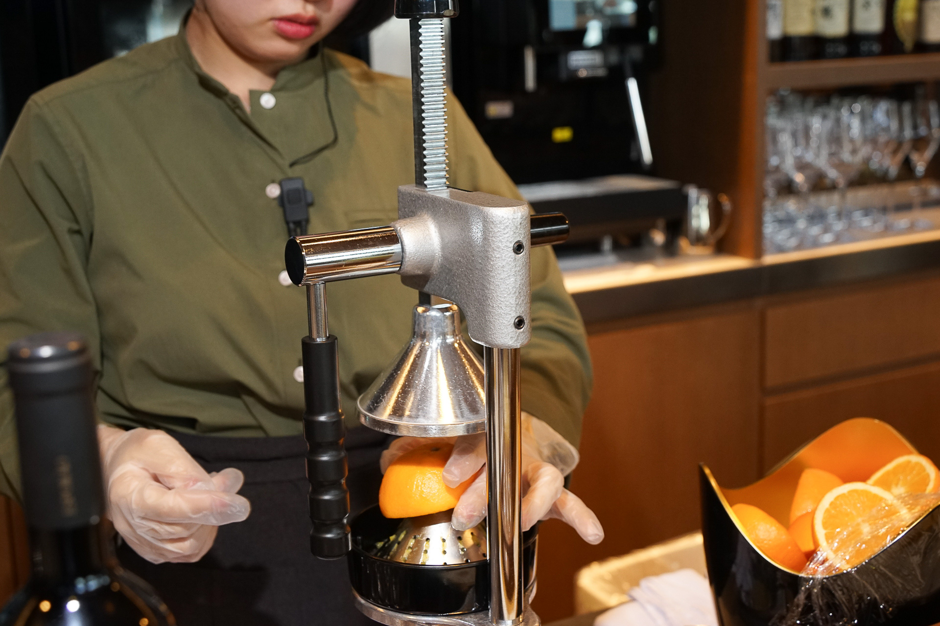 手絞りのオレンジジュース