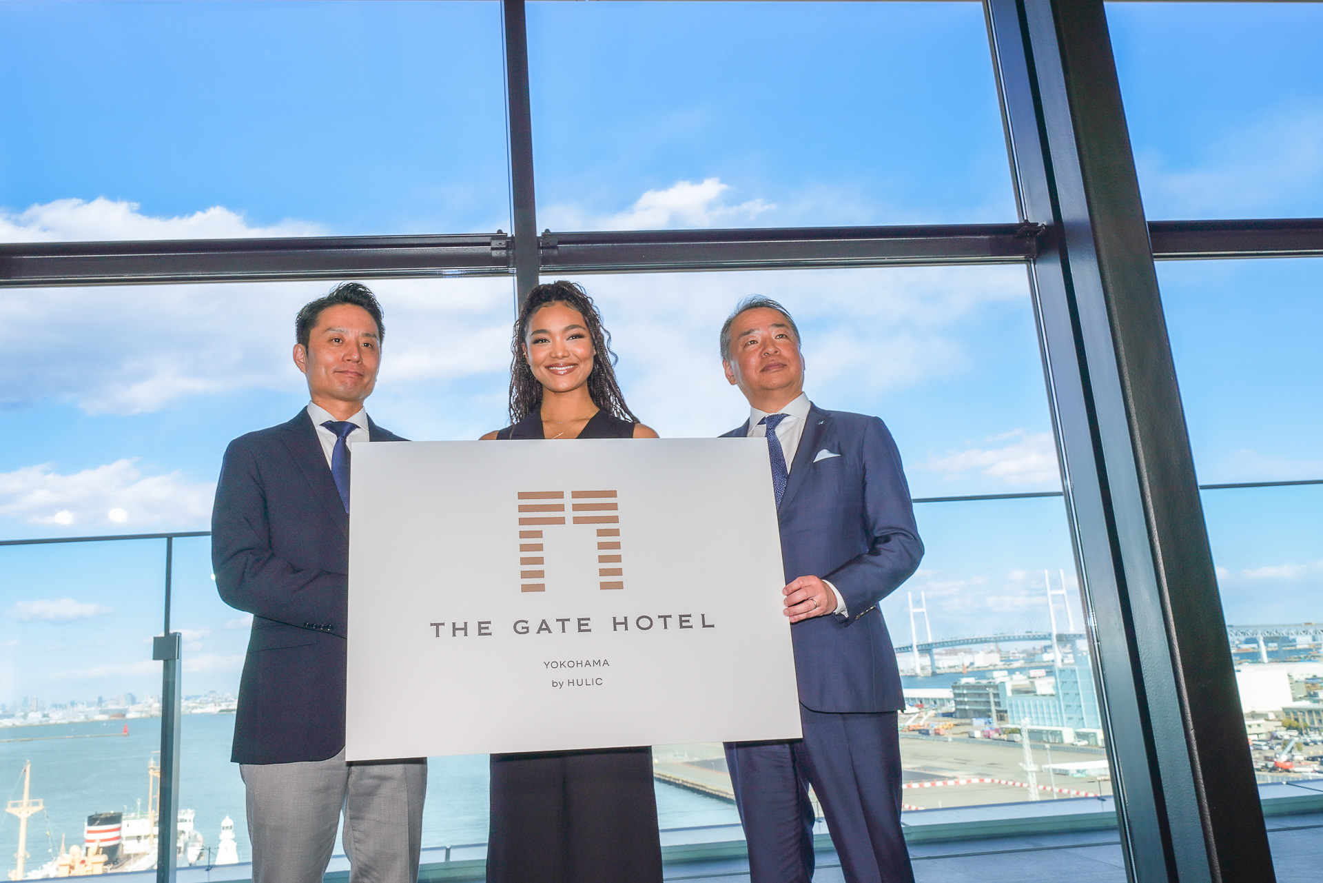 右からヒューリックホテルマネジメント株式会社 代表取締役社長 大町祐輔氏、クリスタル・ケイさん、ザ・ゲートホテル横浜 by HULIC 総支配人 花見雄大氏