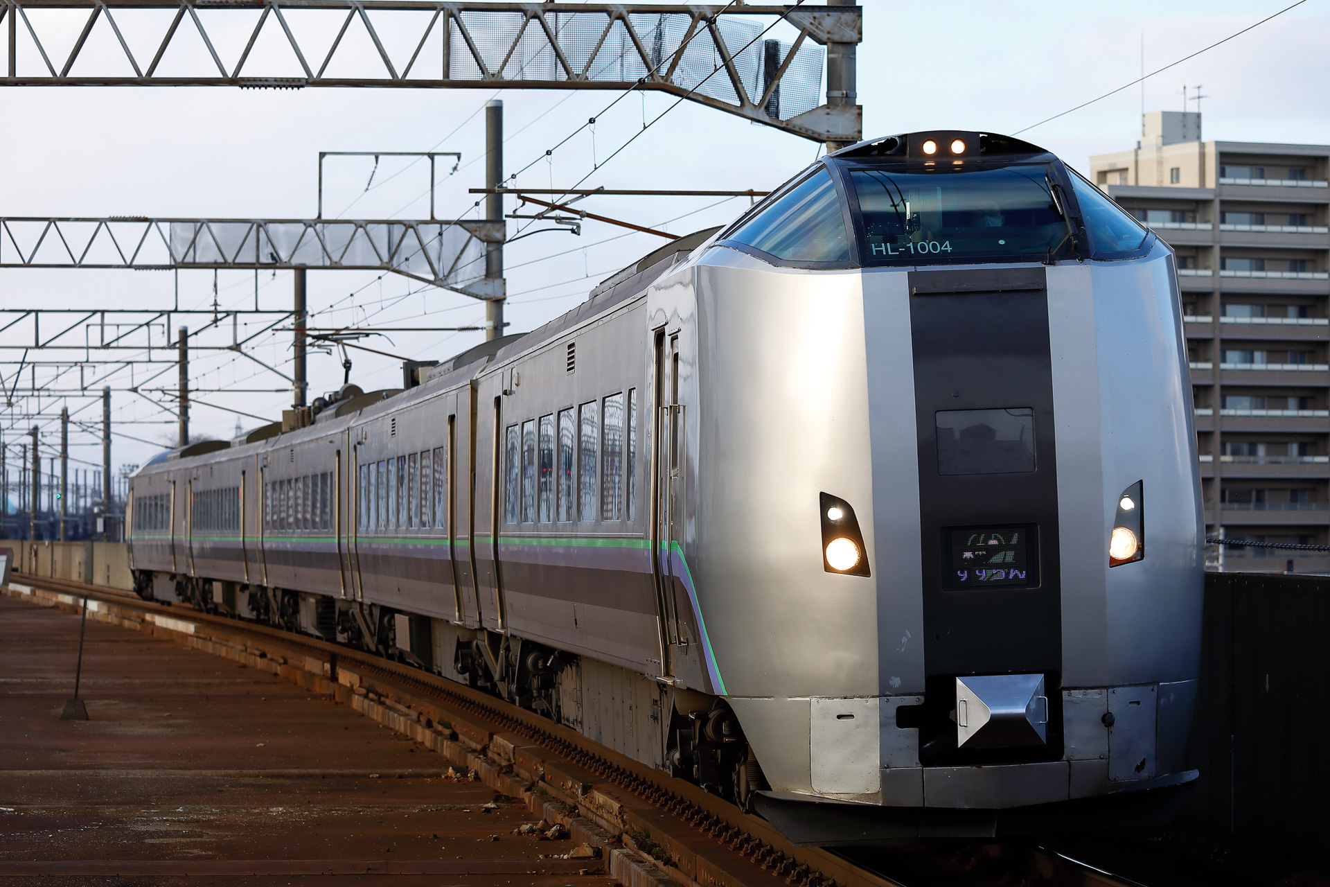 しかし、札幌～東室蘭～室蘭間を走る「すずらん」も設定されている。停車駅は「北斗」より少し多く、この区間のローカル利用を想定しているのだと読める