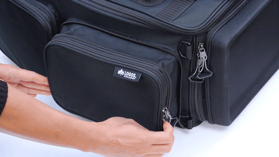 サイドポケットはファスナーでマチ幅を拡張できる