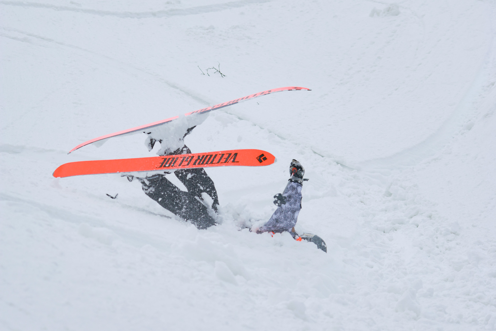 転んで新雪に埋もれる記者