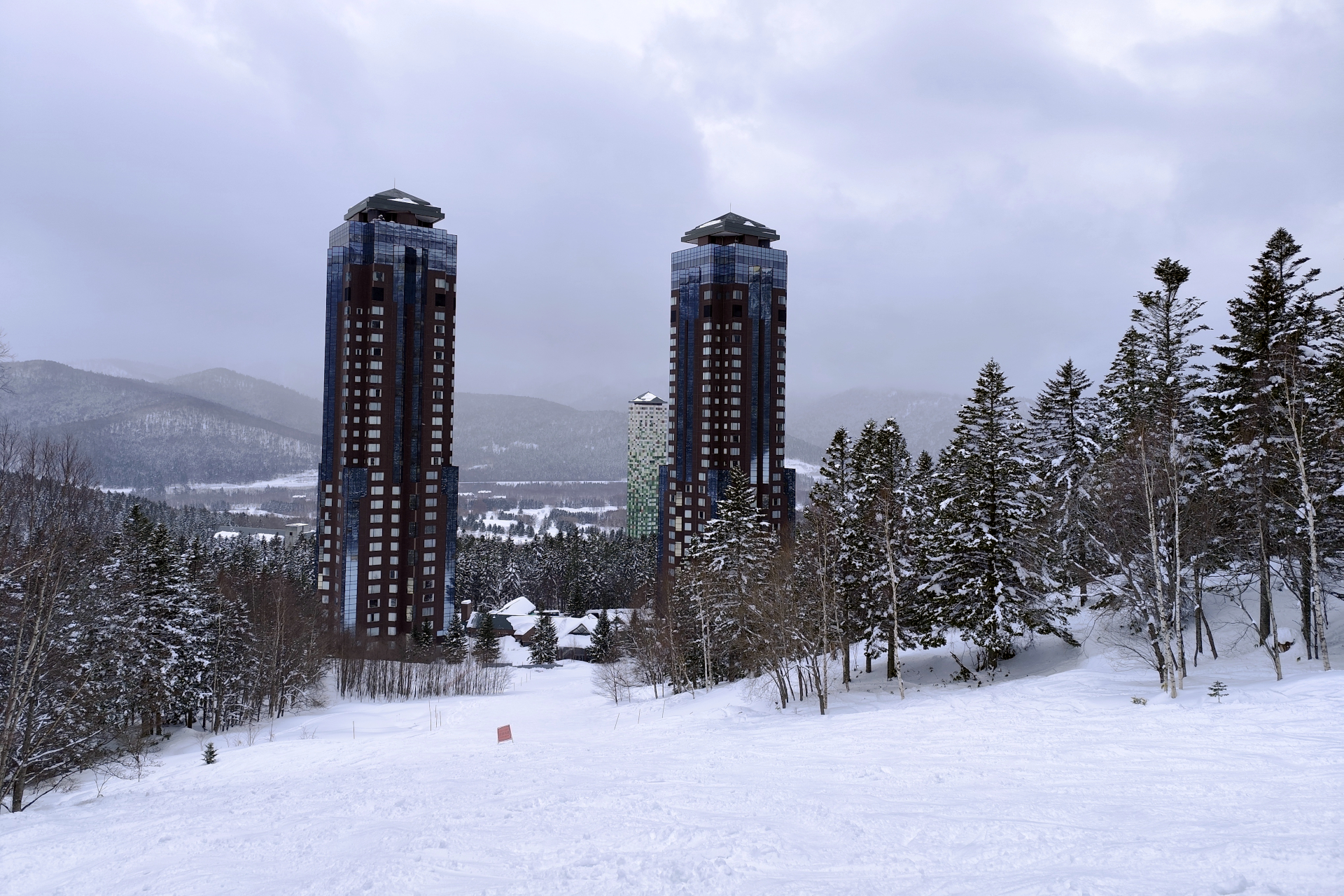 手前が「リゾナーレトマム」、奥に見えるのが「トマム ザ・タワー」