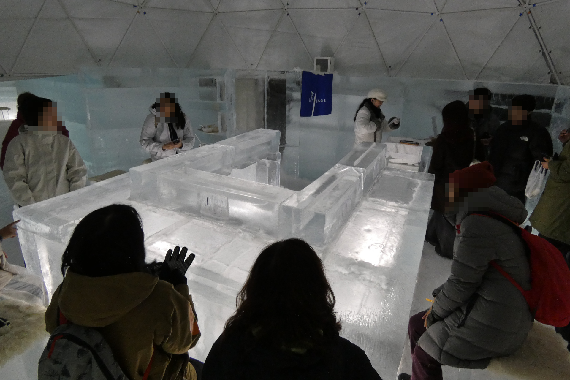 氷でできたカウンターで食べられる