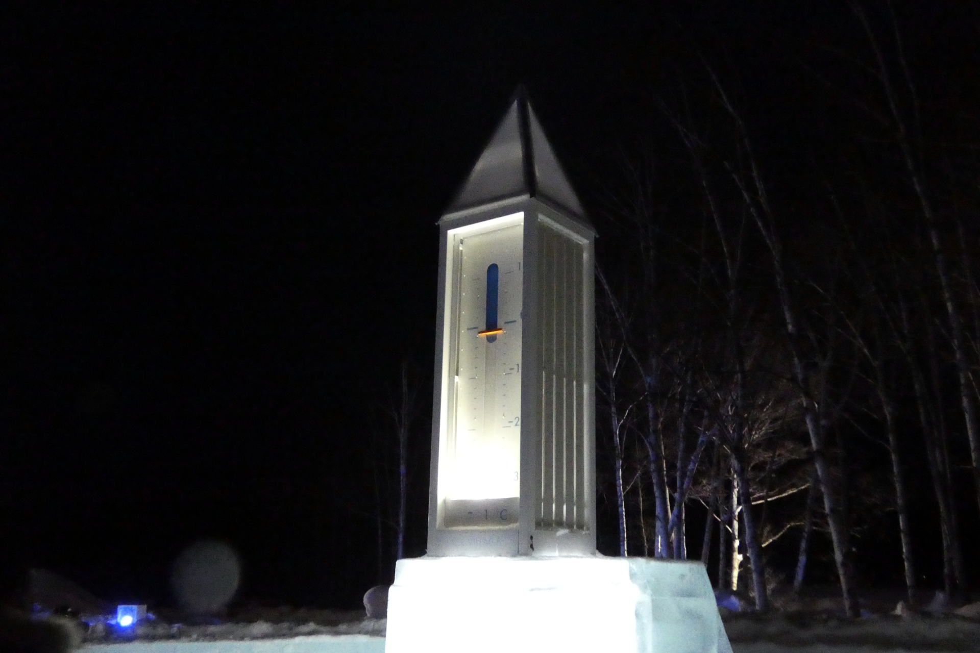 今シーズン登場した「氷の気温塔」の表示はマイナス1℃。現地の人からすると“暖かい”のだとか