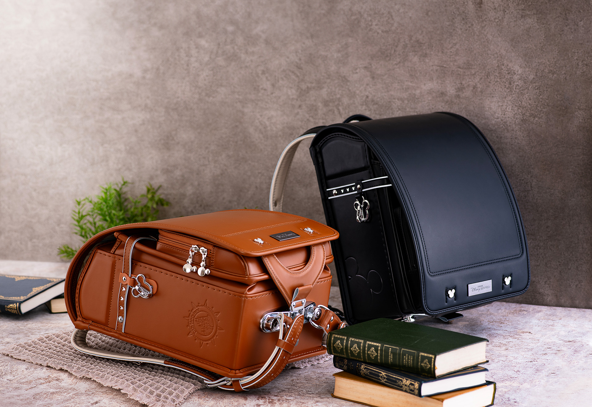 スタンダードラインはブラックとキャメルの2カラー