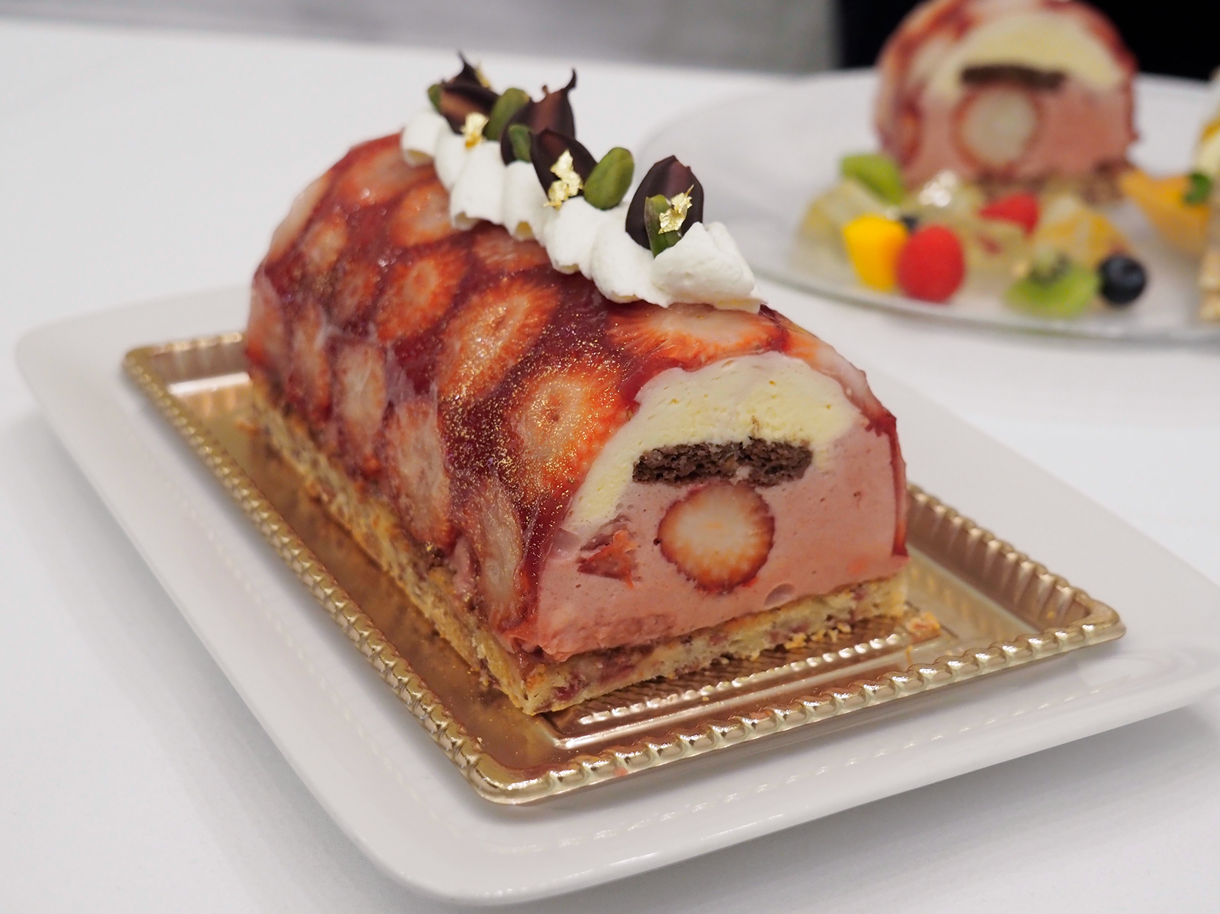 鈴廣かまぼこの里 汐風カフェの「かまのこの形の春めきケーキ ～ベリー＆チーズ仕立て～（ドリンク付き）」（1480円）