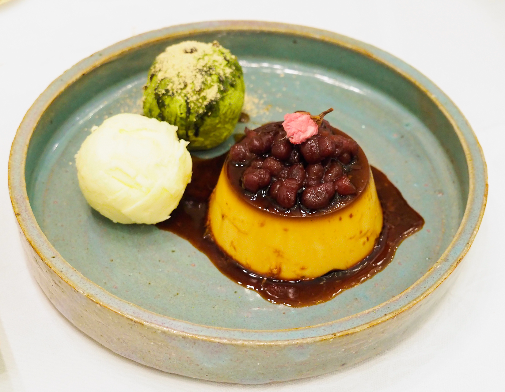 仙石原茶屋の「春の桜レトロプリン アイス添え（ドリンク付き）」（1800円）