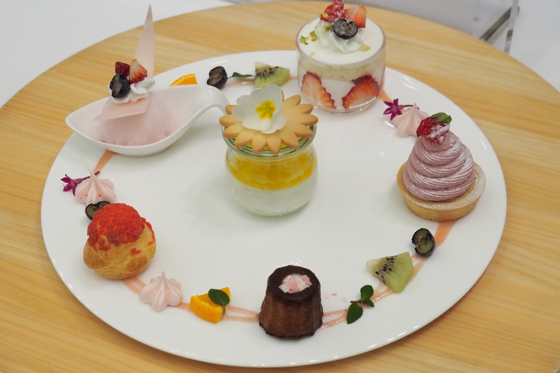 湯本富士屋ホテル ラウンジ ウィステリアの「Champs de flieurs ～色とりどりのスイーツに囲まれて～（コーヒーまたは紅茶付き）」（2800円）