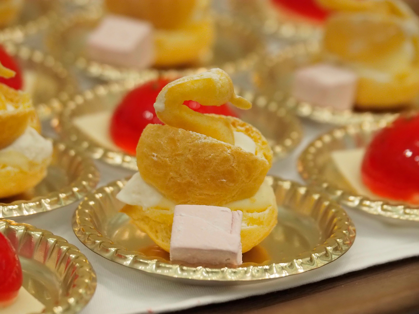 スワンのシュークリームなどスイーツ11種にセイボリーは4種