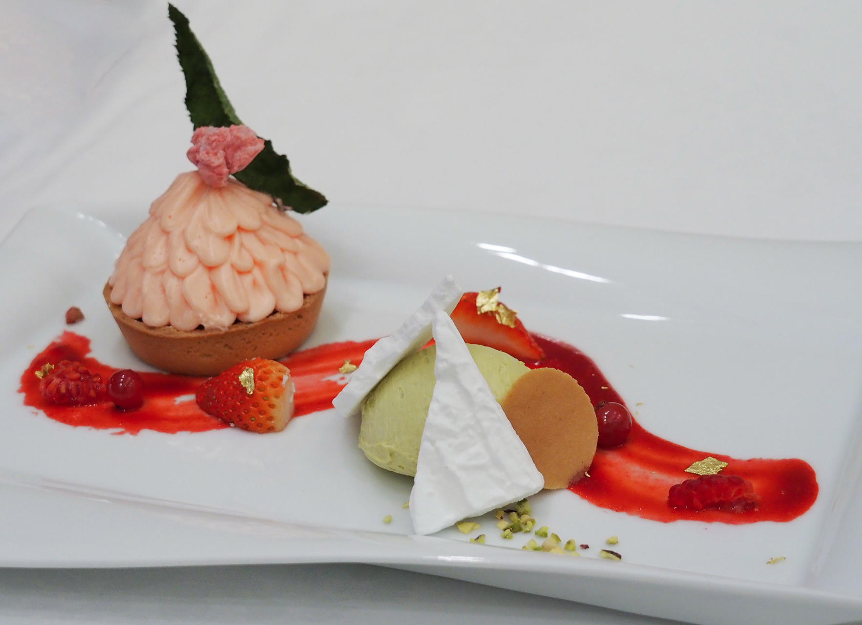 箱根小涌円 三河屋cafeの「桜とベリーのタルト 季節のアイス添え」（1600円）