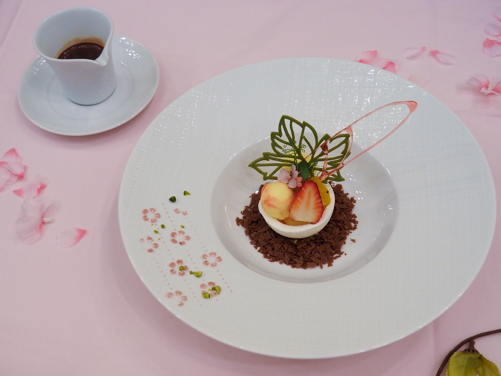 箱根ハイランドホテル ラウンジの「マスカルポーネとムースと温かいチョコレートソース添え」（1600円）