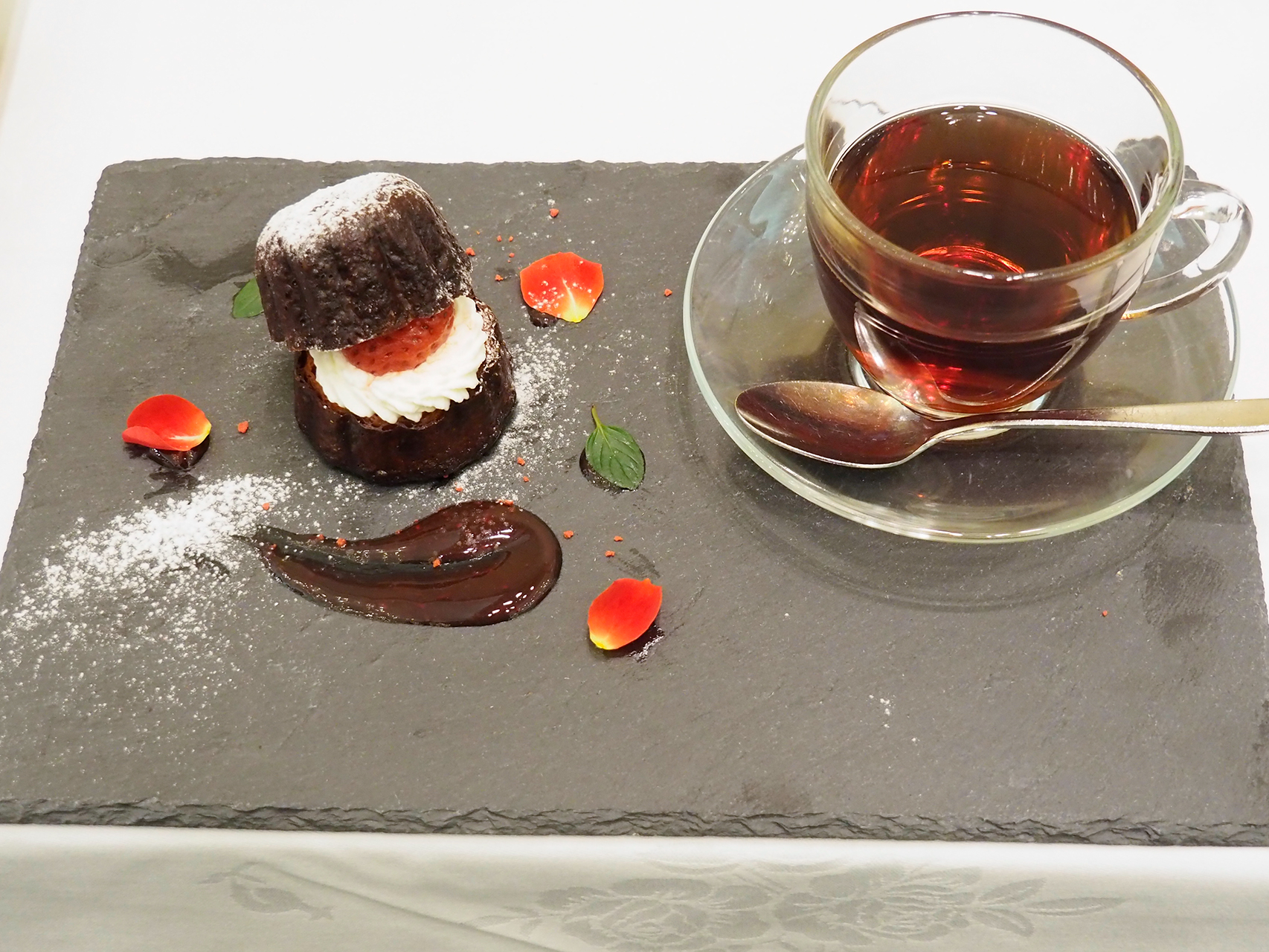 箱根ラリック美術館 箱根エモア・テラスの「いちごサンドレ（コーヒーまたは紅茶＋入館券付き）」（2200円）