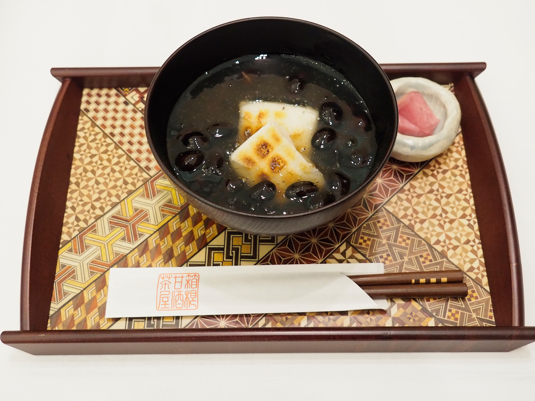 甘酒茶屋の「丹波の黒豆汁粉 薄葛仕立て」（1200円）