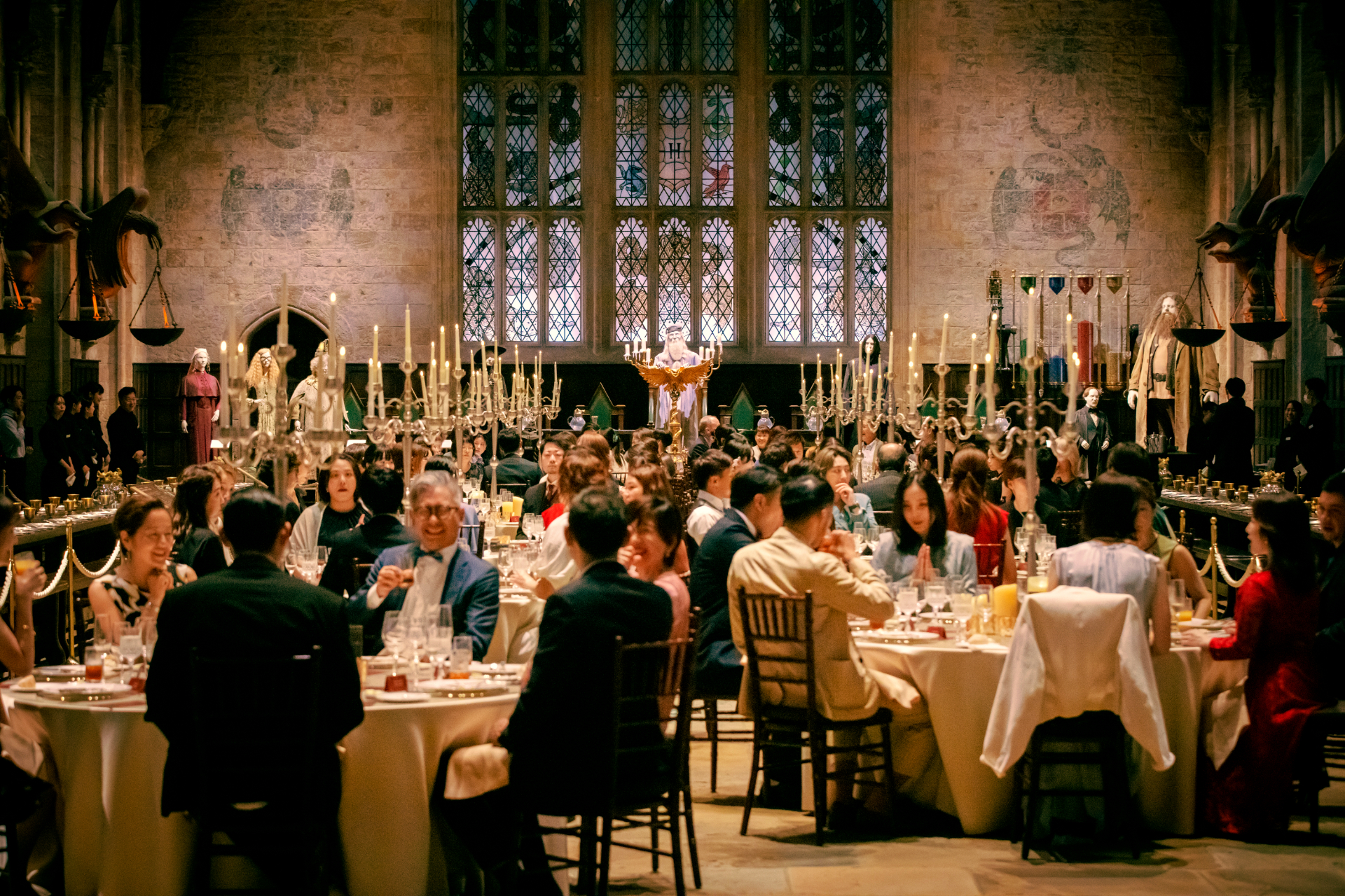 作中でもっとも多く登場した「大広間」のセットでコースディナーを味える