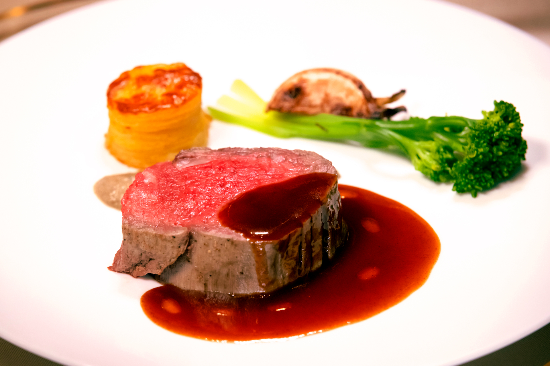 作中でもっとも多く登場した「大広間」のセットでコースディナーを味える