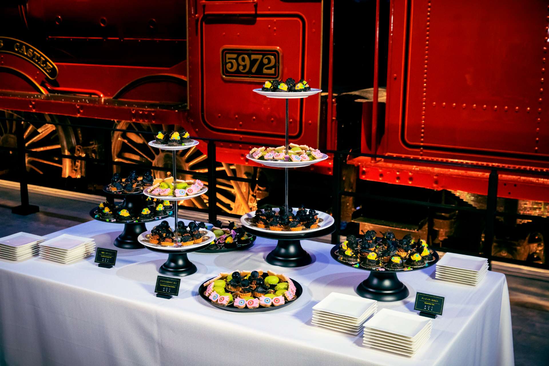 「9と3/4番線」のセットでは、デザートと飲み物を立食形式で楽しめる