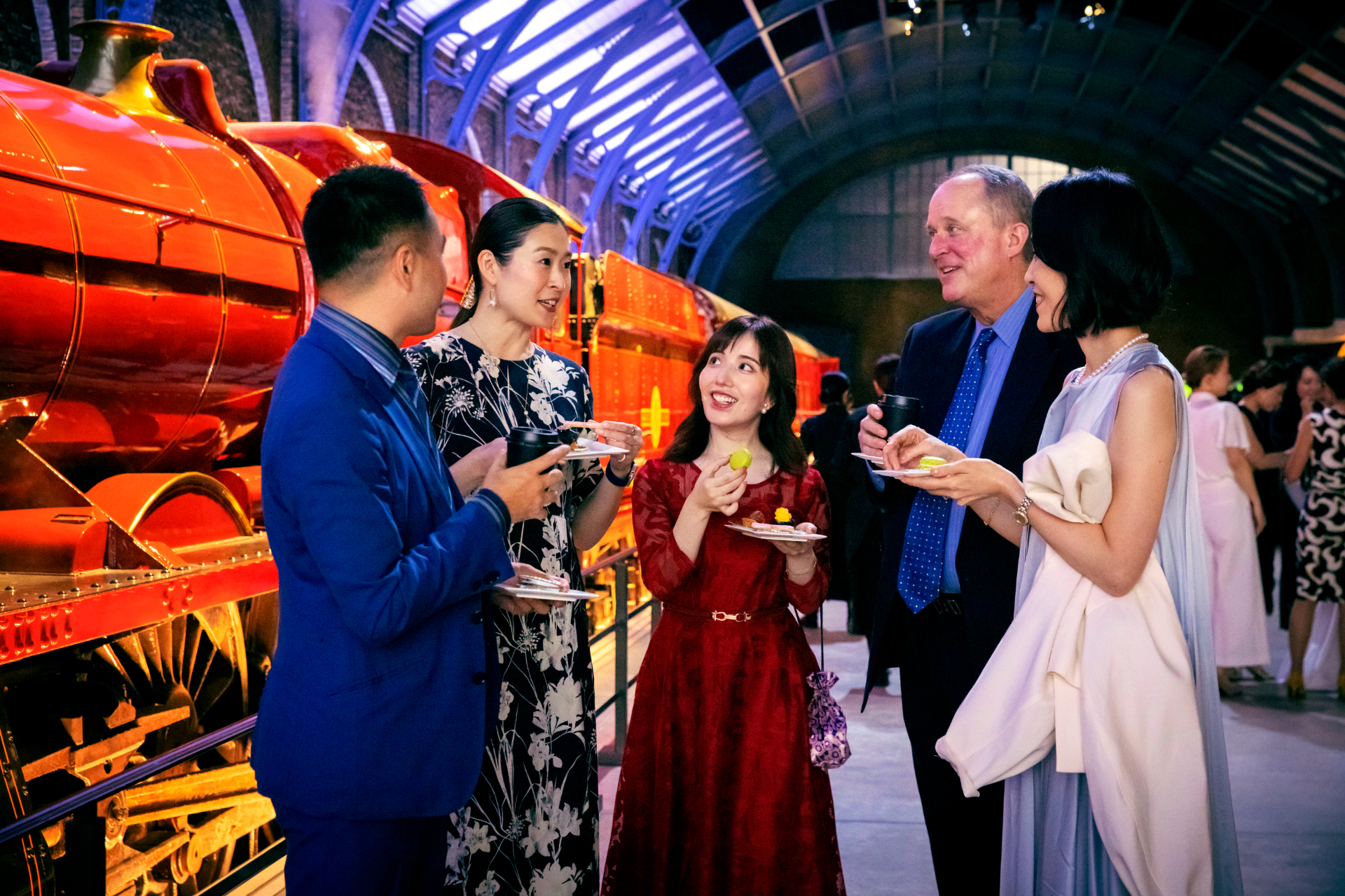 「9と3/4番線」のセットでは、デザートと飲み物を立食形式で楽しめる