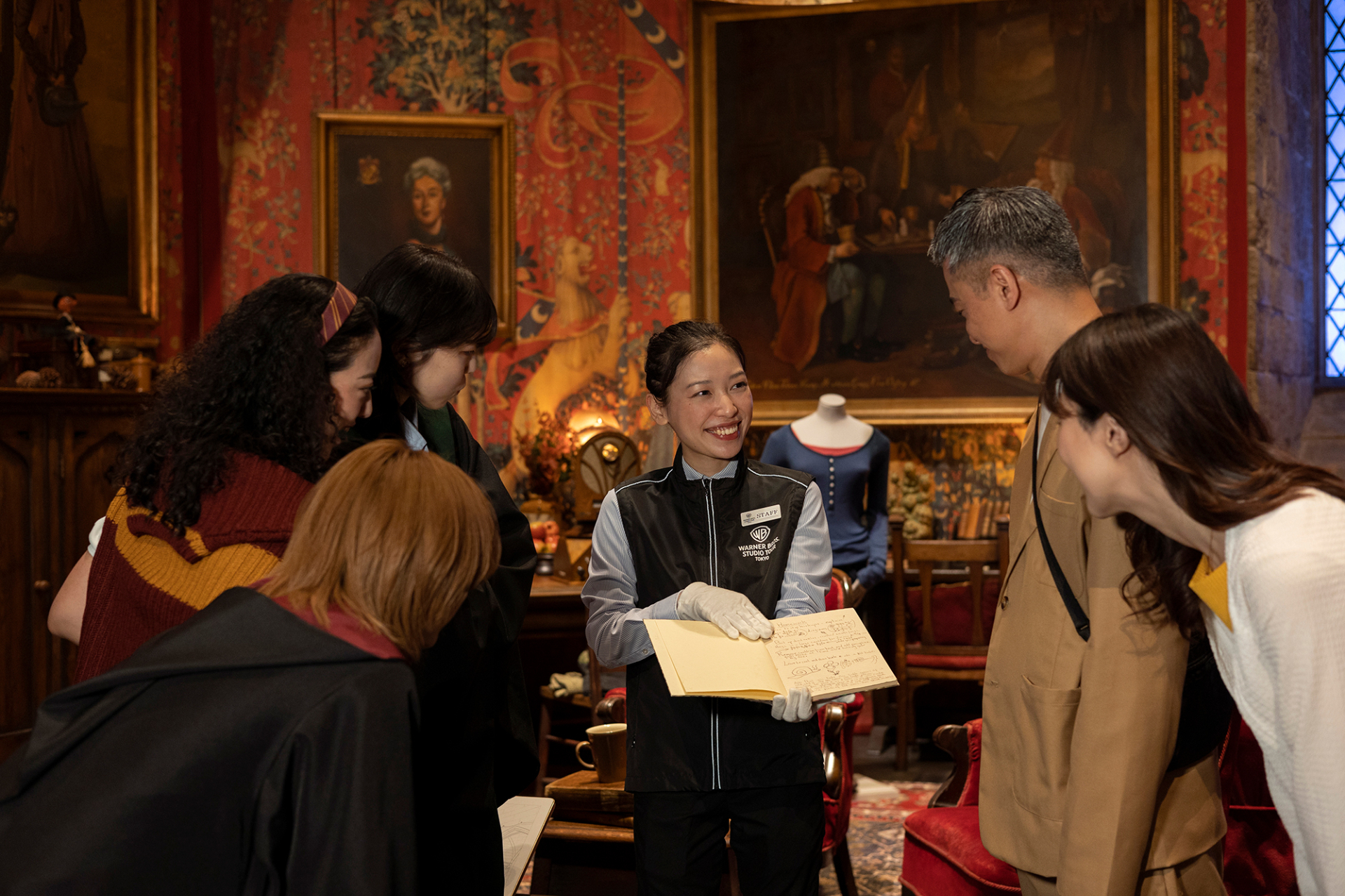 専属スタッフの案内でスタジオツアーを巡る少人数制ガイドツアー。終了後はスタジオツアー再入場もできる