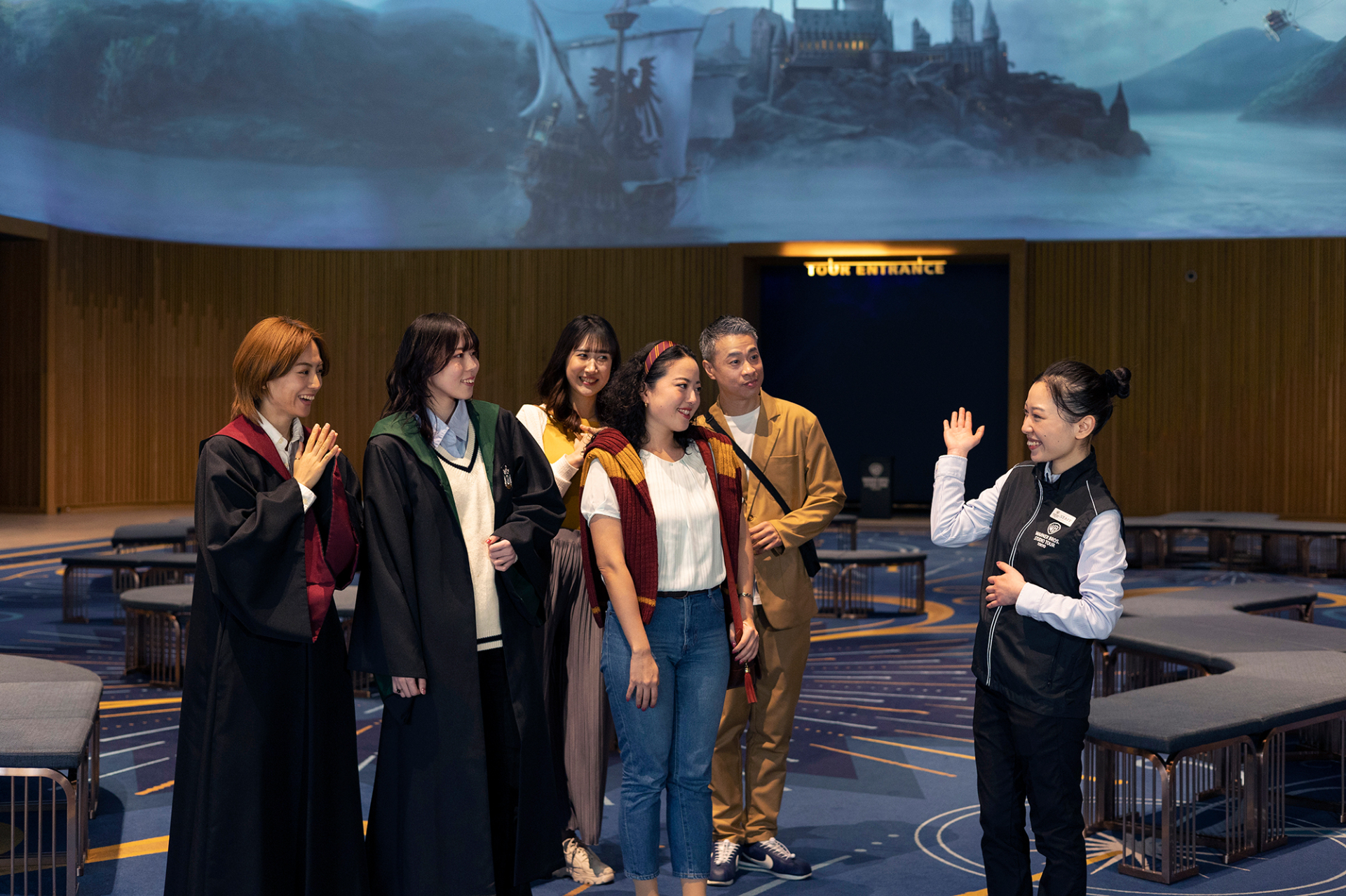 専属スタッフの案内でスタジオツアーを巡る少人数制ガイドツアー。終了後はスタジオツアー再入場もできる