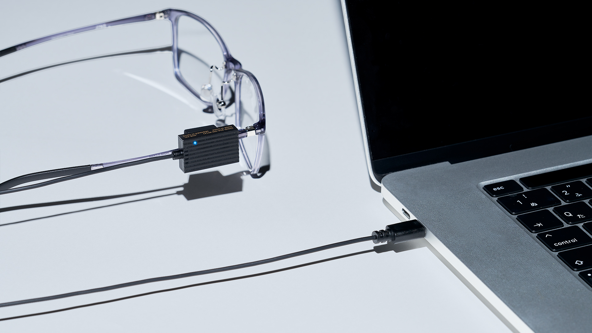 アタッチメントでメガネに装着し、コネクタでPCと接続するだけ