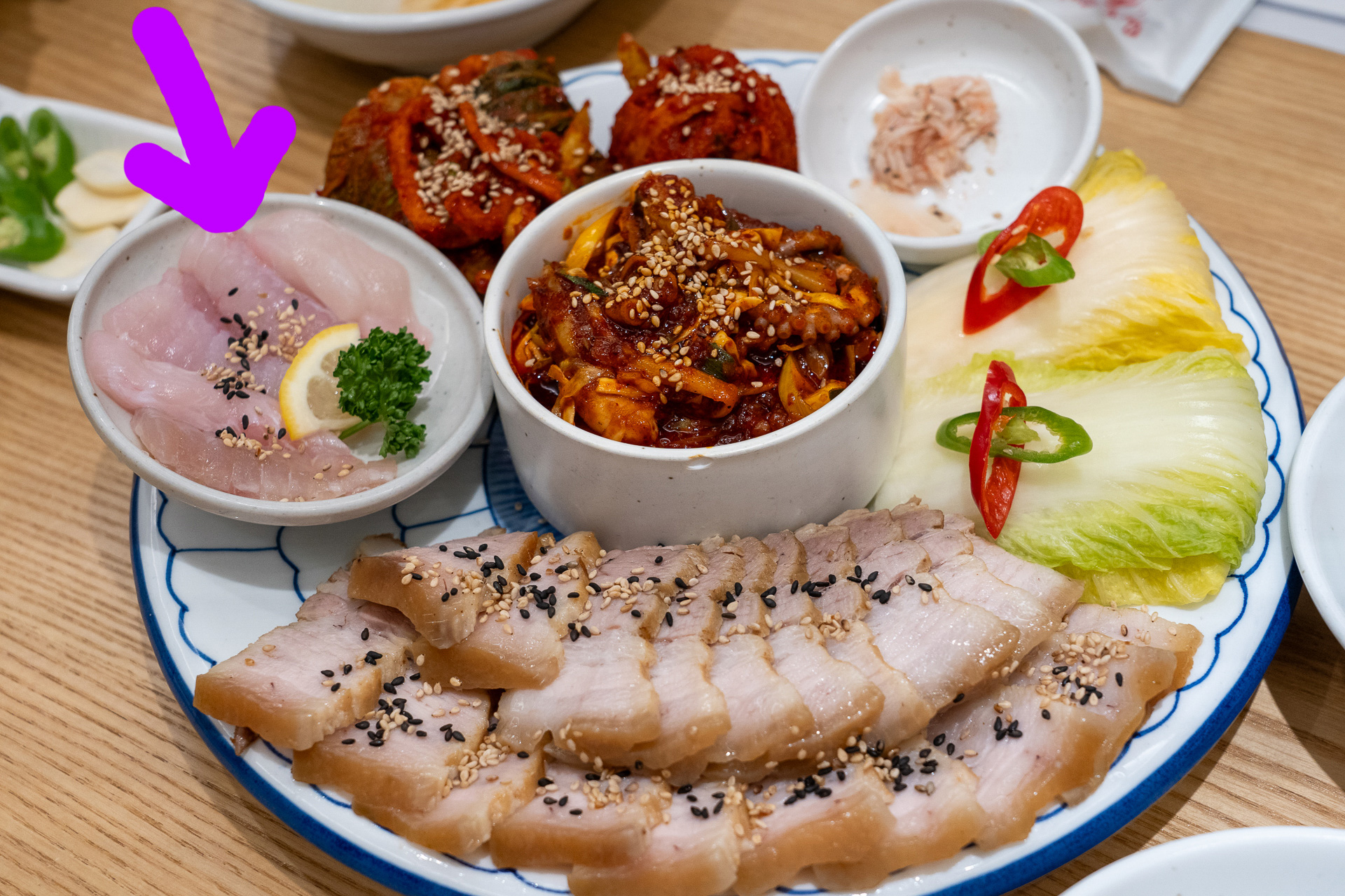 木浦名物「海肉三合ポッサム（ホンオサムハプ）」。ホンオ（ガンギエイ）の強烈なアンモニア臭はマッコリで流し込むのが韓国流