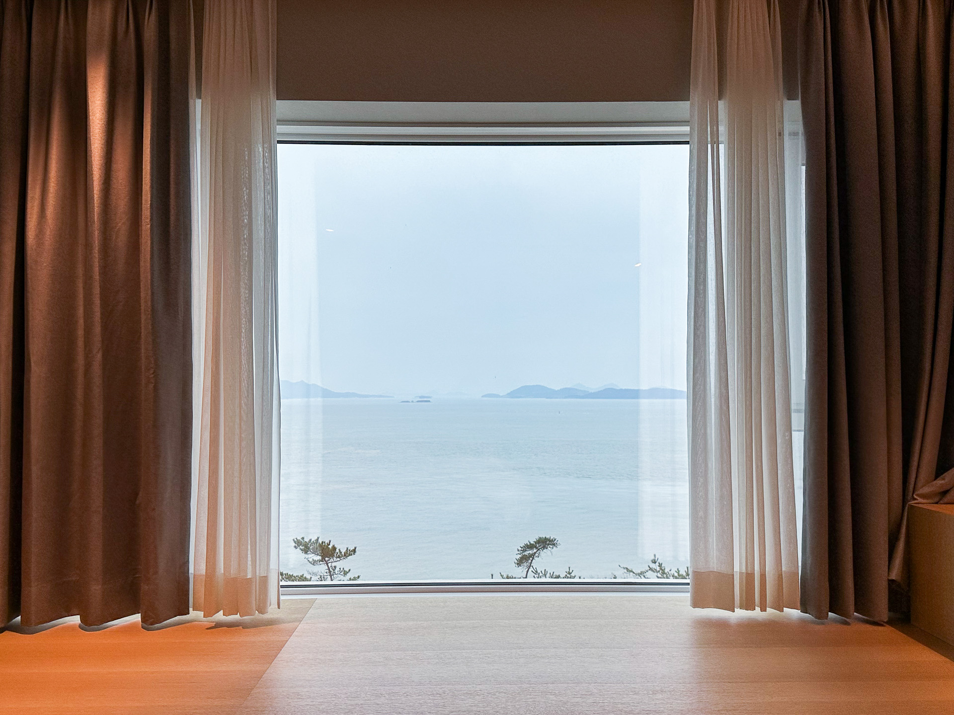 窓側に一段高い小上がりスペース