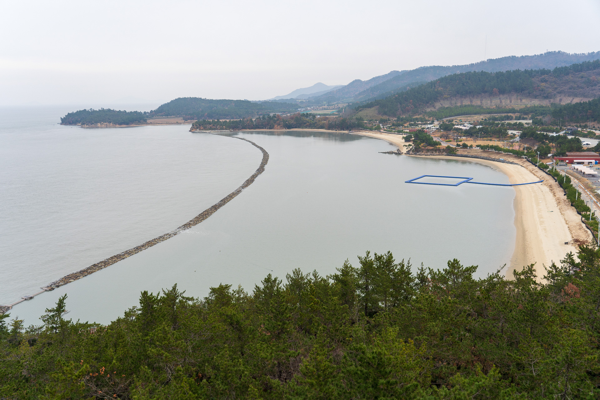 スイートルームのバルコニーからの眺め。天橋立みたい
