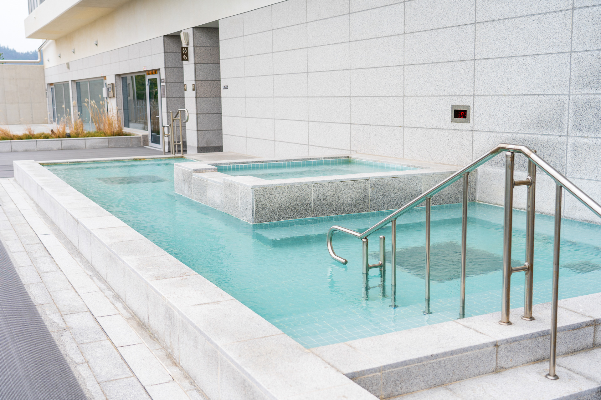 ジャグジー付きの温水プールやインフィニティプール、サウナも