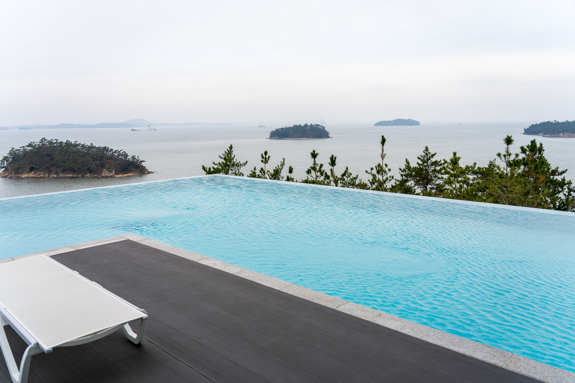 ジャグジー付きの温水プールやインフィニティプール、サウナも