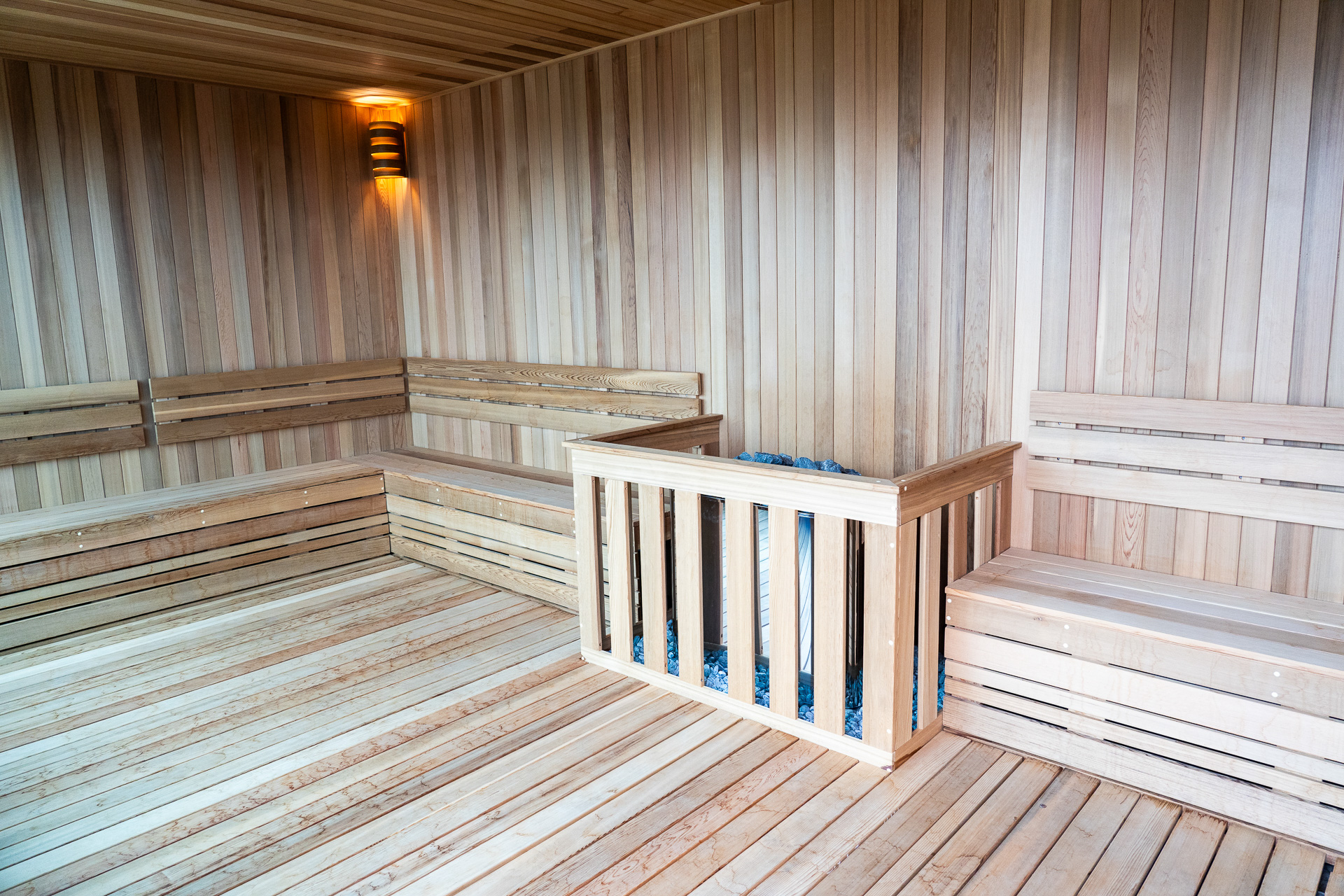 ジャグジー付きの温水プールやインフィニティプール、サウナも