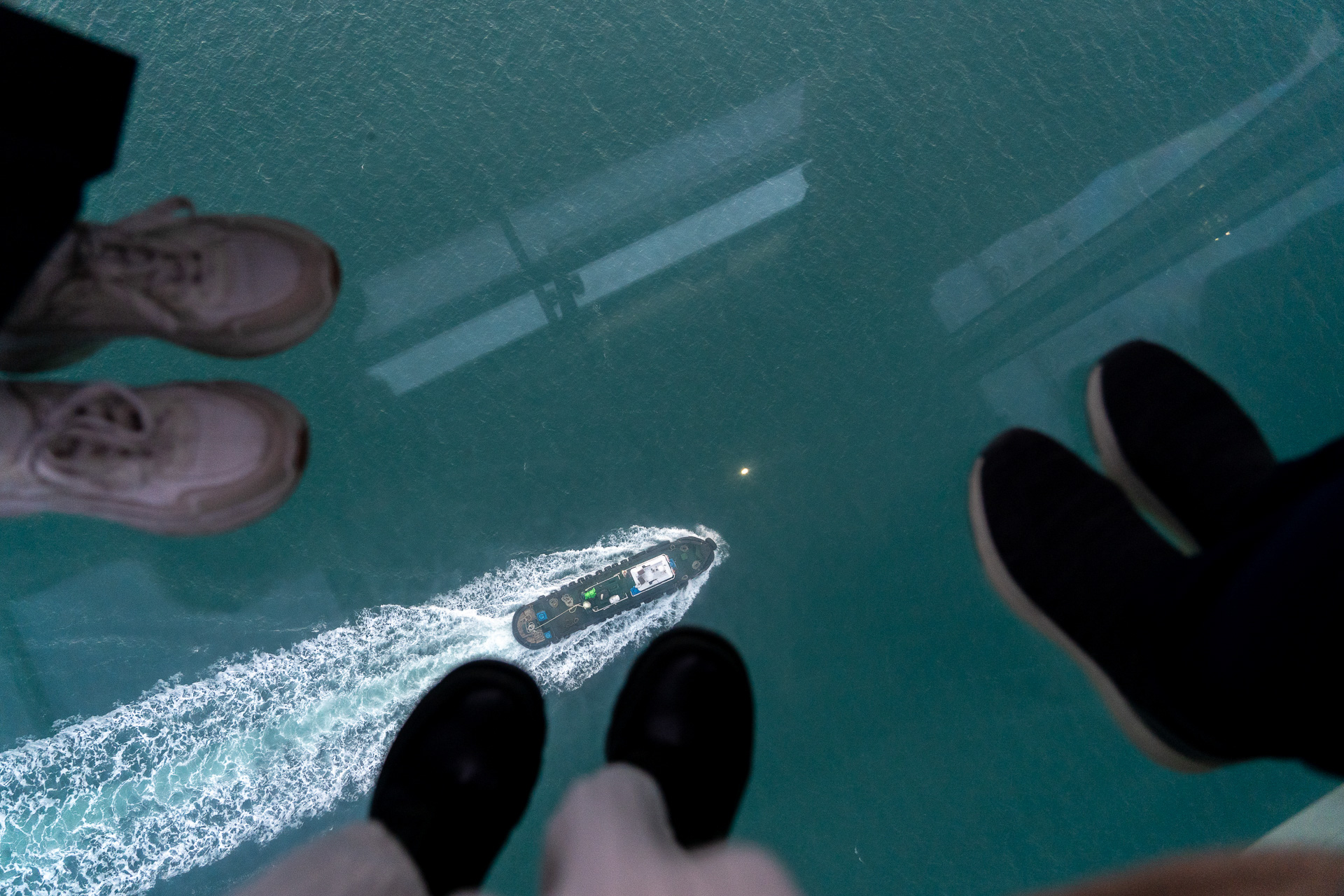 海上ケーブルカーというくらいなので海の上も通過（めっちゃくちゃ高い）