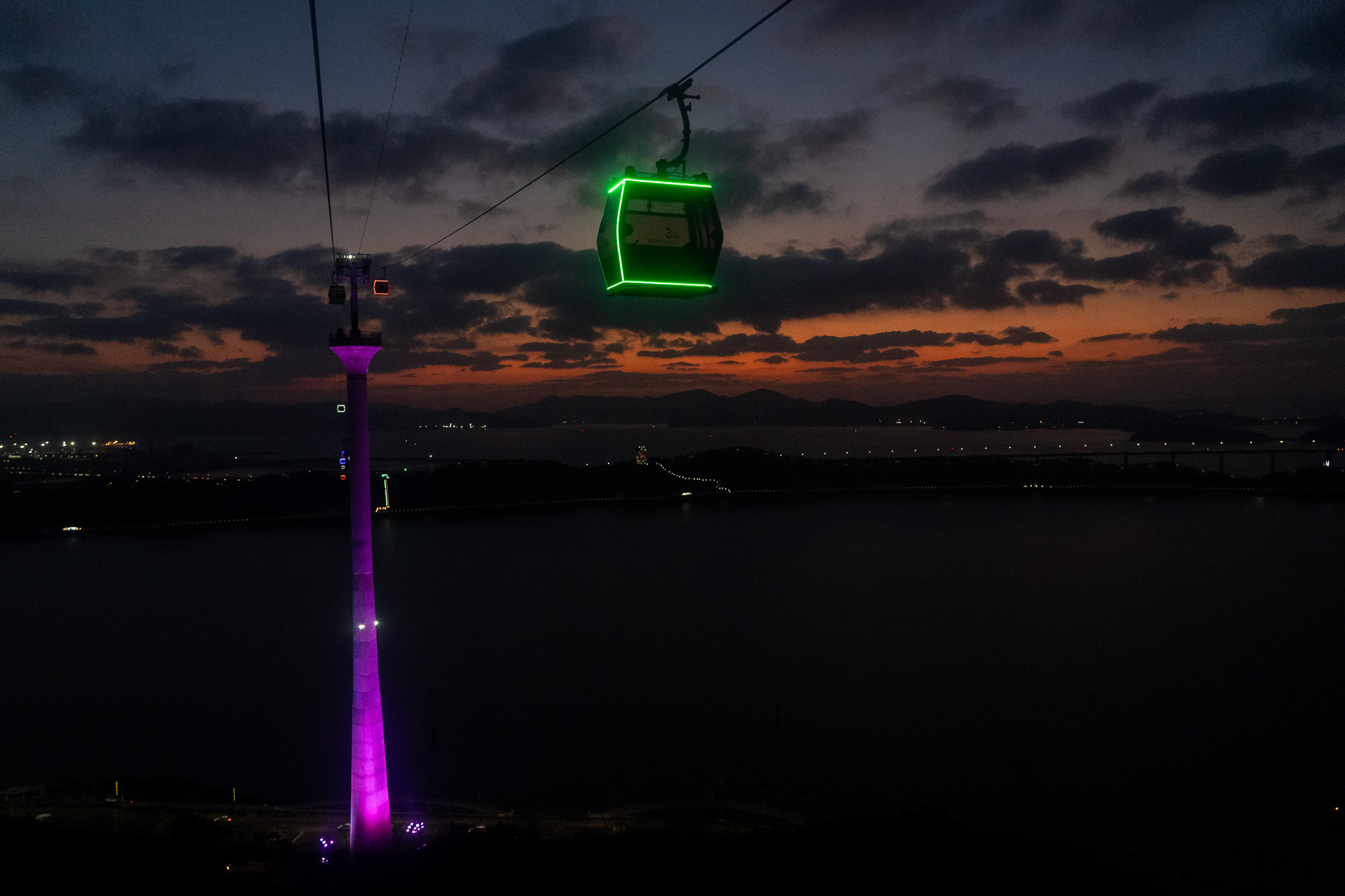 暗くなりました。夜はケーブルカー自体が木浦の夜景になります