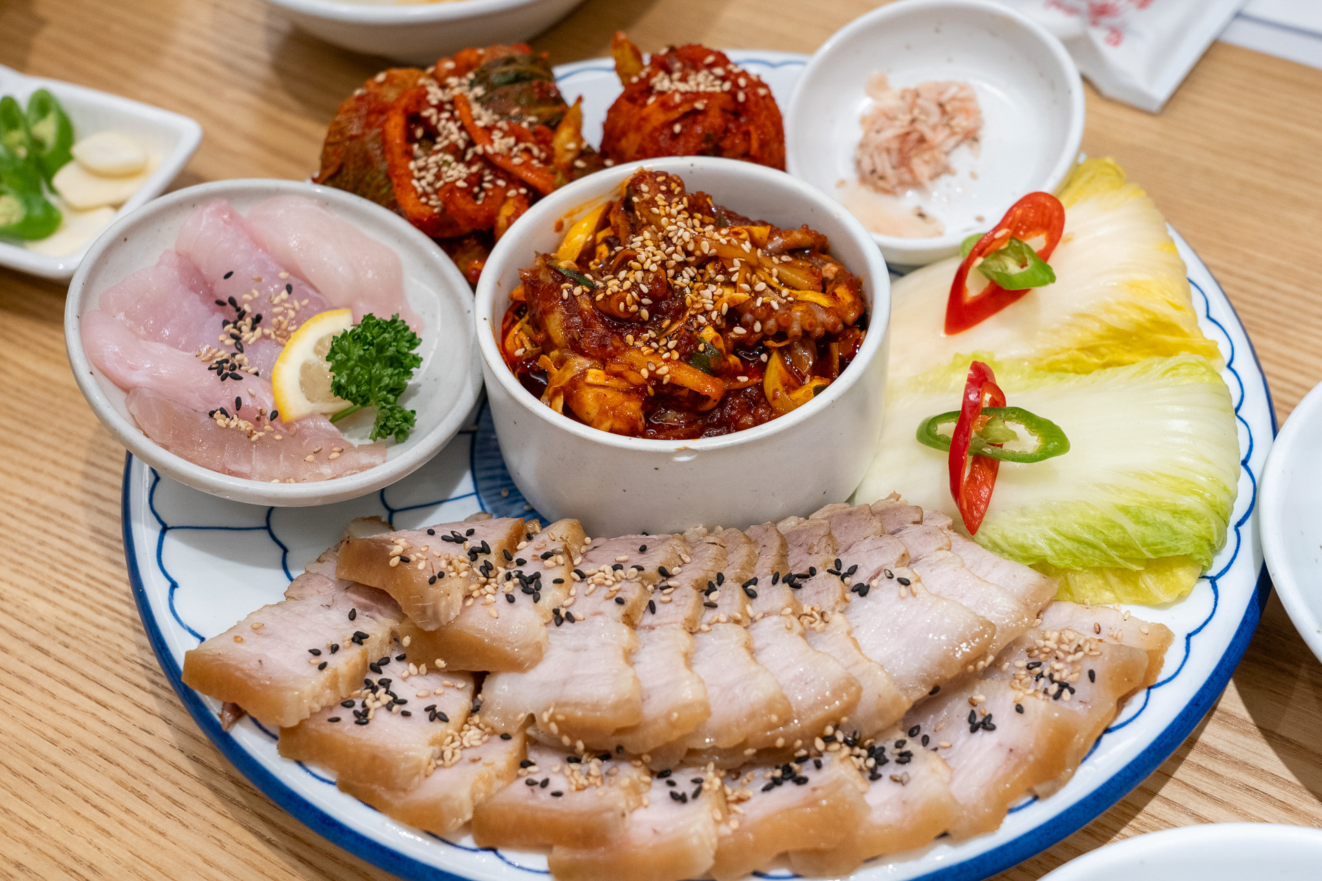 ゆで豚、ホンオ、キムチの3つを一緒に食べるとホンオの強烈なアンモニア臭が中和されます