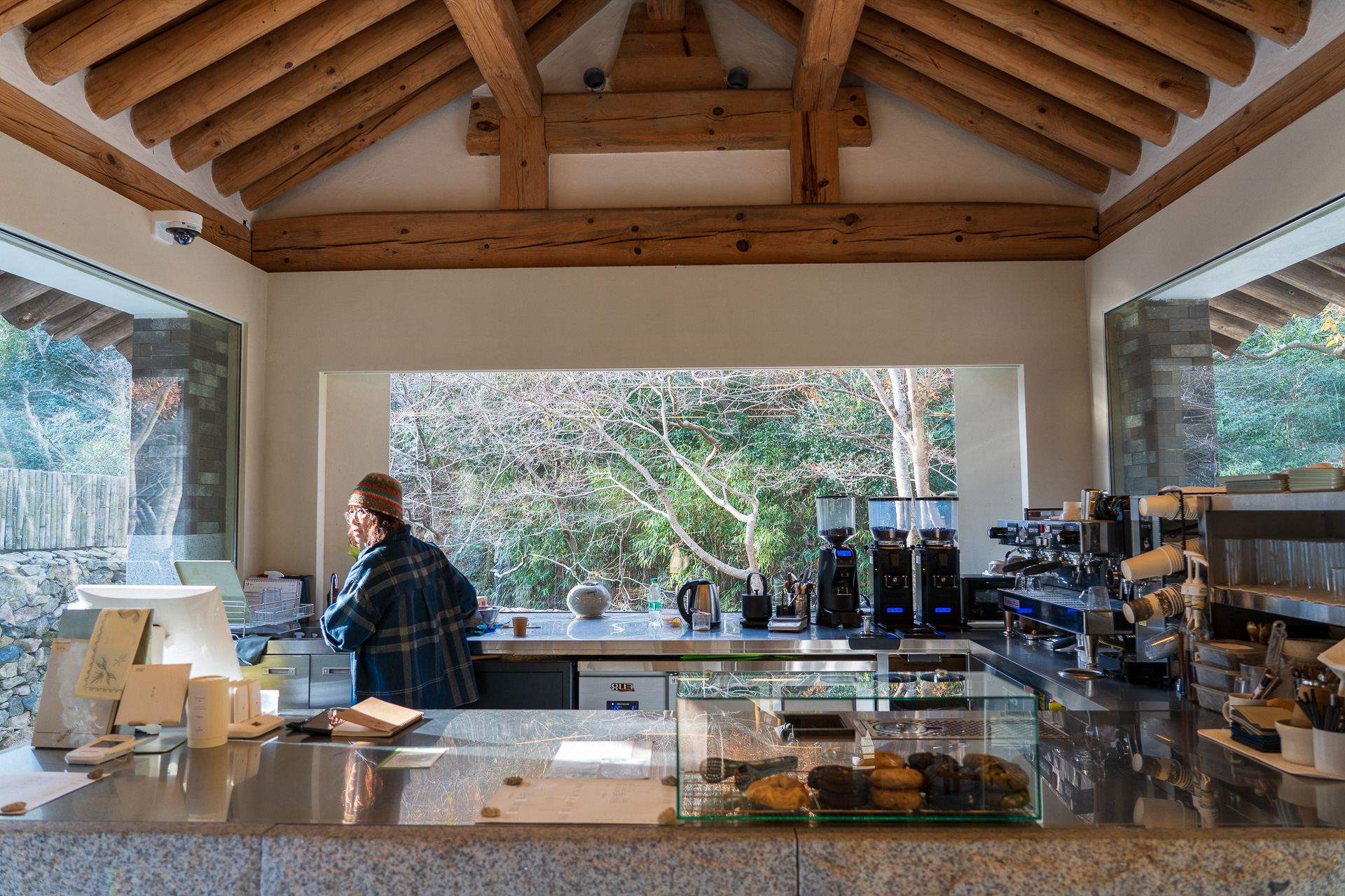 宿泊者はこの「cafe yusun」で朝食をとるそうです