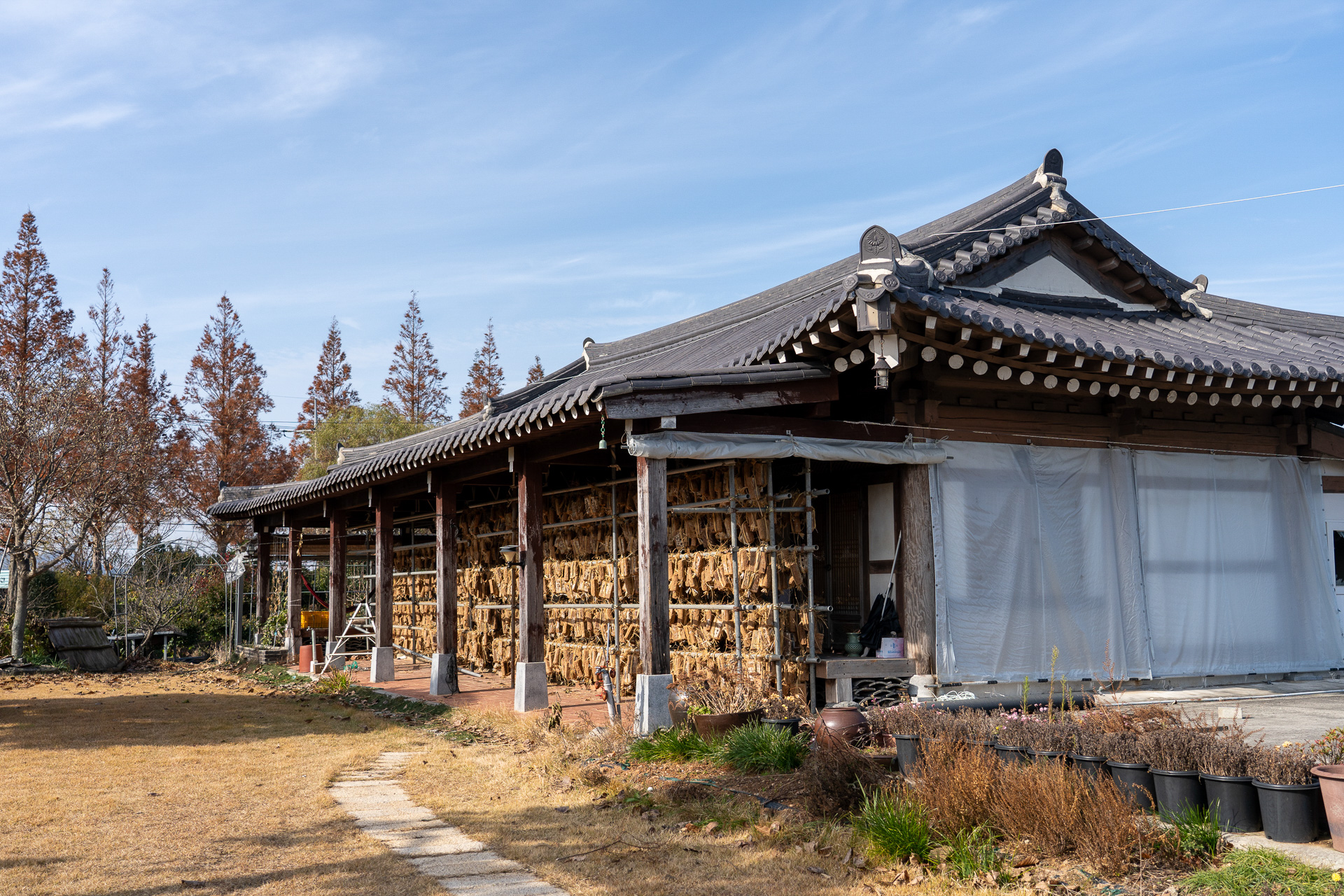 味噌を作っている韓屋
