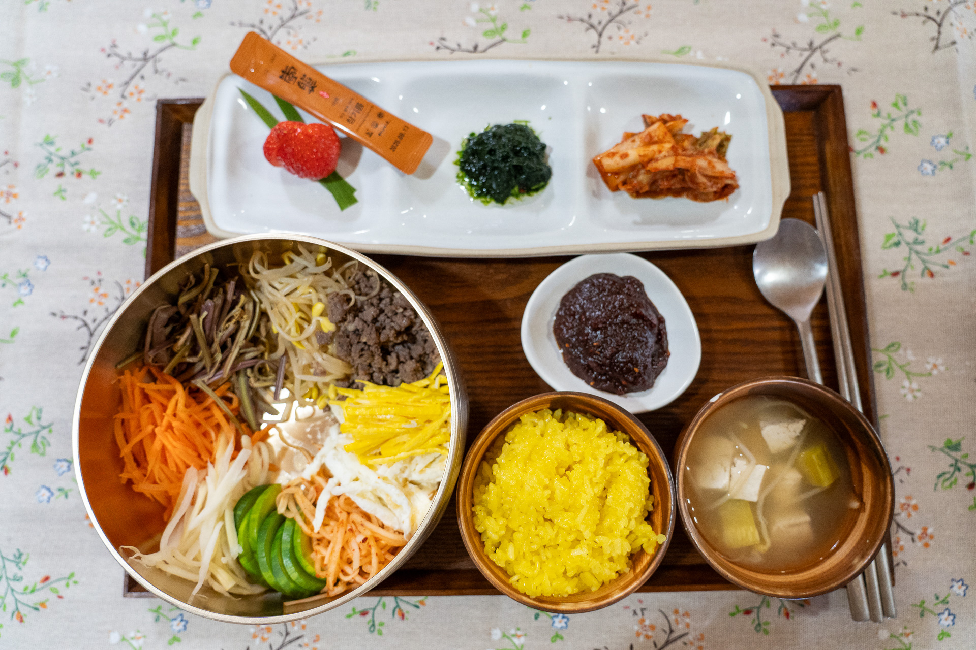 美しい見た目！　ごはんはクチナシで色付けしているそう。別々に提供されるのもめずらしいですよね