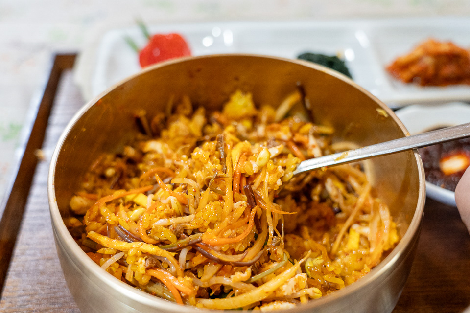 ごはんと具材と特製コチュジャンをよ～く混ぜ混ぜ